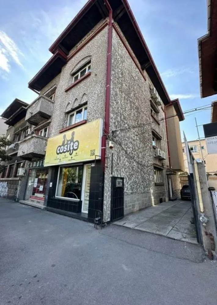 Inchiriez spatiu comercial stradal 100mp parter/Dorobanti/Metrou Stefan cel Mare - Vila renovata. Se inchiriaza spatiul comercial de la parter, intrare direct din strada. Pretabil orcarei activitati comerciale, trafic pietonal intens datorat locatiei.
Vis a vis de statia de de tramvai nr. 5 si de statia de metrou Stefan cel Mare, foarte aproape de Calea Dorobanti, in vecinatatea stadionului Dinamo, foarte aproape de Parcul Circului. Parcare in curte. Se poate inchiria mobilat sau gol.