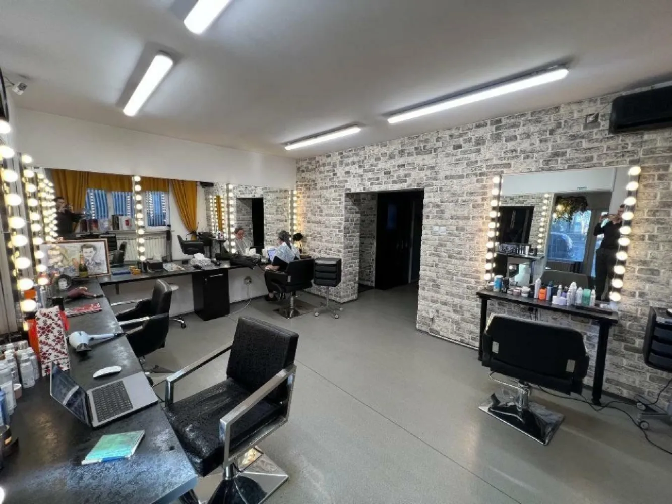 Inchiriez spatiu comercial stradal 100mp parter/Dorobanti/Metrou Stefan cel Mare - Vila renovata. Se inchiriaza spatiul comercial de la parter, intrare direct din strada. Pretabil orcarei activitati comerciale, trafic pietonal intens datorat locatiei.
Vis a vis de statia de de tramvai nr. 5 si de statia de metrou Stefan cel Mare, foarte aproape de Calea Dorobanti, in vecinatatea stadionului Dinamo, foarte aproape de Parcul Circului. Parcare in curte. Se poate inchiria mobilat sau gol.