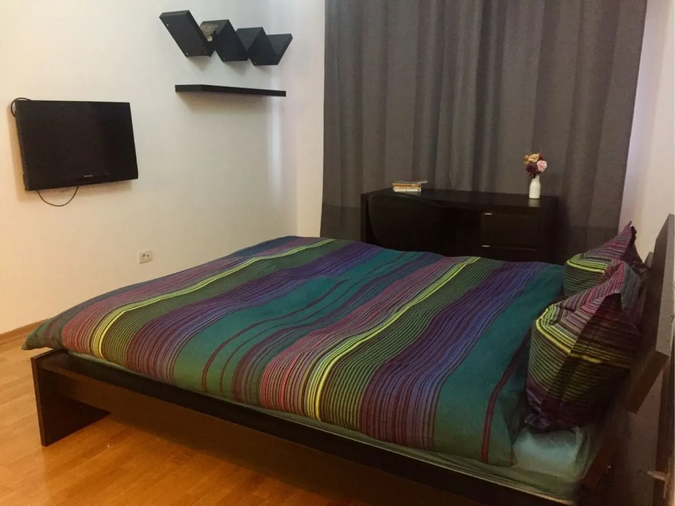 Apartament 4 camere, 136mp, Zoo Baneasa - Apartament de 4 camere de inchiriat in zona Iancu Nicolae, situat pe Strada Drumul Potcoavei, la 2 min de Gradina Zoologica

Suprafata generoasa de 120mp + Terasa de 15 mp

Dormitorul matrimonial dispune de baie proprie si dressing

Bucataria este separata de living, se poate gati confortabil

Apartamentul are si un loc de parcare subteran, inclus.

Se inchiriaza complet mobilar si utilat

Disponbil de la 1 august 2025