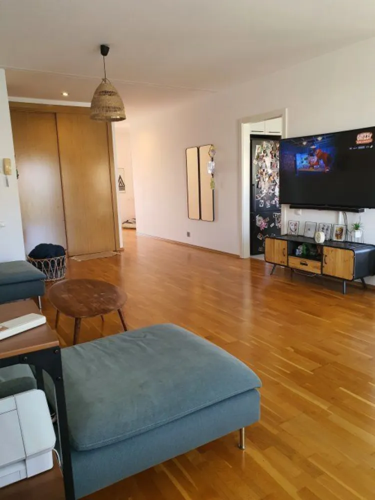 Pipera Ibiza sol complex , 4 camera - Va propun spre inchiriere un apartament cu 4 camere mobilat compet lux , situat în Pipera langa Școala Americană.
Apartamentul este situat la etajul 2 din 3 într-un bloc ce a fost construit și dat în folosință în anul 2008. Imobilul este situat in apropiere de stație de autobuz, scoli, licee si gradinite de prestigiu cu acces facil catre Soseaua de Centura a Bucurestiului si Erou Iancu Nicolae.
Dispune de 2 locuri de parcare si boxa la subteran incluse în preț.
Acces nelimitat către cele doua piscine exterioare și spațiile de joaca și relaxare perfecte atat pentru cei mici cat si pentru cei mari.
Apartamentul are 3 dormitoare, 1 living generos, bucătărie total echipata, 2 dressing-uri build-in, 2 băii, 2 terase, grătar cu lemne, șemineu funcțional.