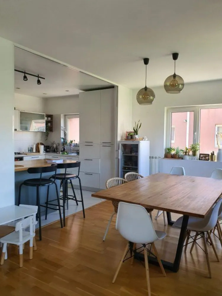 Pipera Ibiza sol complex , 4 camera - Va propun spre inchiriere un apartament cu 4 camere mobilat compet lux , situat în Pipera langa Școala Americană.
Apartamentul este situat la etajul 2 din 3 într-un bloc ce a fost construit și dat în folosință în anul 2008. Imobilul este situat in apropiere de stație de autobuz, scoli, licee si gradinite de prestigiu cu acces facil catre Soseaua de Centura a Bucurestiului si Erou Iancu Nicolae.
Dispune de 2 locuri de parcare si boxa la subteran incluse în preț.
Acces nelimitat către cele doua piscine exterioare și spațiile de joaca și relaxare perfecte atat pentru cei mici cat si pentru cei mari.
Apartamentul are 3 dormitoare, 1 living generos, bucătărie total echipata, 2 dressing-uri build-in, 2 băii, 2 terase, grătar cu lemne, șemineu funcțional.