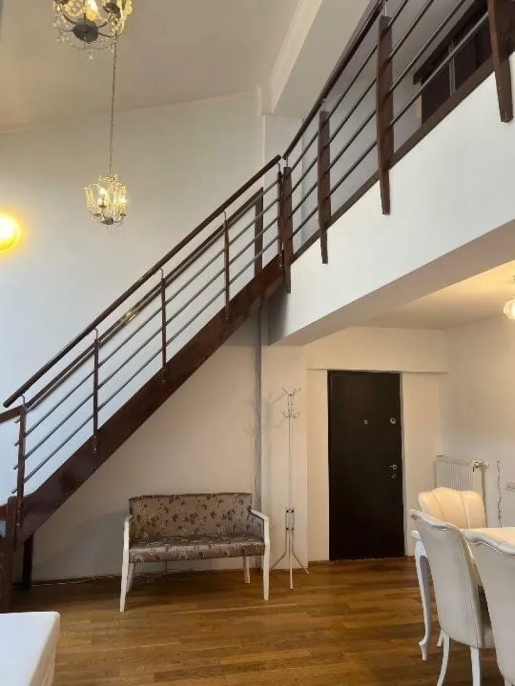 Ag BRASADAS închiriază -PENTHOUSE LUX - BANEASA. - Agenția BRASADAS închiriază in Baneasa Petrom City - Apartament/Penthouse de lux in vila cu 2 apartamente, spatiu de relaxare in curte de 200 mp.
Penthouse cu living spatios, cu deschidere pe doua nivele, scara interioara, climatizare, parchet din lemn masiv, usi Pinum. 
Este amenajat modern cu materiale de lux, bucatarie mobilata si complet utilata (chiuveta+ baterie Franke, combina frigorifica Samsung, mobila bucatarie Belgia, mobilier Danemarca, masina de spalat vase, aragaz, hota). Baile sunt utilate complet (cada, cabina de dus, mobilier, masina de spalat rufe+ uscator Whirlpool), living mobilat modern. Dormitoarele sunt mobilate complet cu dressing-uri, paturi de 2 persoane, noptiere, masa toaleta. Terasa din lemn, de la etaj, amenajata, poate fi utilizata pentru spatiu privat de relaxare. 
Apartamentul este nou renovat.
Cartierul este civilizat si linistit. Strazile au copaci, plante si verdeata, bulevardul este asfaltat. 
In apropiere sunt gradinite, scoli (Scoala Europeana, Scoala Germana, Scoala Publica,, etc), licee si universitati. Are acces direct la mijloace de transport in comun metrou si autobuz, iar Complexul Baneasa si Scoala Americana, Cartierul Francez sau Parcul Herastrau si Bd. Kiseleff sunt la 5-7 minute de mers cu masina.
Certificatul energetic este in curs de emitere.
Chiria de 1350 euro pe luna, impreuna cu garantia de 1350 euro, se vor achita la semnarea contractului.
Dorim sa inchiriem apartamentul pe timp indelungat, cel putin 2 ani, cu prelungire la cate 12 luni, pentru rezidenta sau firma. Apartamentul si curtea se vor preda la eliberare in aceeasi stare in care au fost primite, cu toate obiectele din inventar intacte si folosite corespunzator, evaluandu-se starea fiecaruia la preluare ( se accepta doar uzura rezonabila), iar facturile vor fi achitate la zi.

www.brasadas.com.