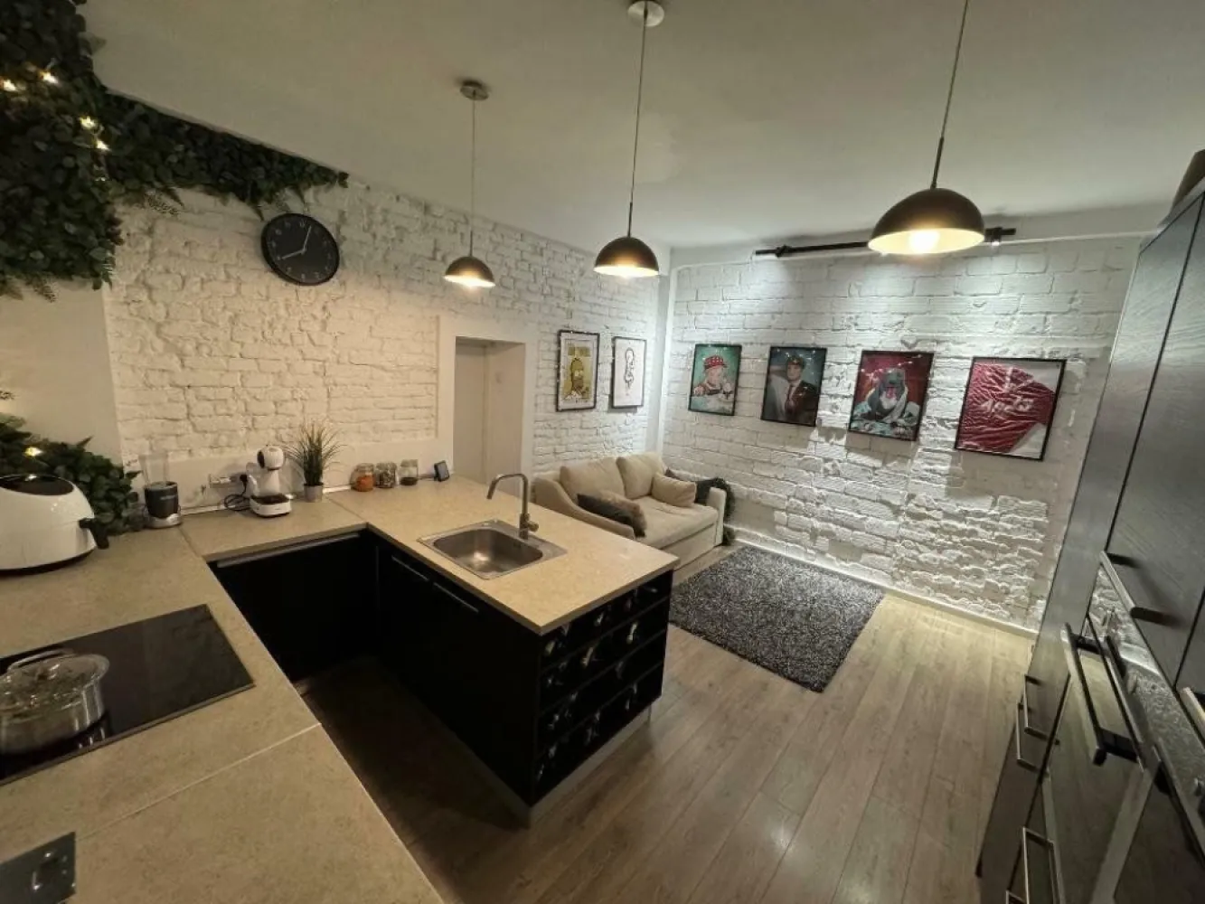 Apatament 2 camere - Piaţa Alexandru Lahovari - proprietar - Apartament de 2 camere, cu o suprafaţă de 42mp, situat într-una din cele mai frumoase şi emblematice clădiri din Bucureşti, în Piaţa Alexandru Lahovari 1a ce a fost complet renovat (şapă nouă cu izolaţie termică, electrică nouă, ţevile pentru sanitare şi căldură de asemenea schimbate, dotat cu aer condiţionat Samsung în fiecare cameră, maşina de spălat cu uscător, maşina de spălat vase şi toate electrocasnicele A+, iluminat smart), filtru de apă cu purificator şi osmoză, mobilier Ikea. 

Rog să sunaţi doar în intervalul 12:00-16:00. 

Mulţumesc