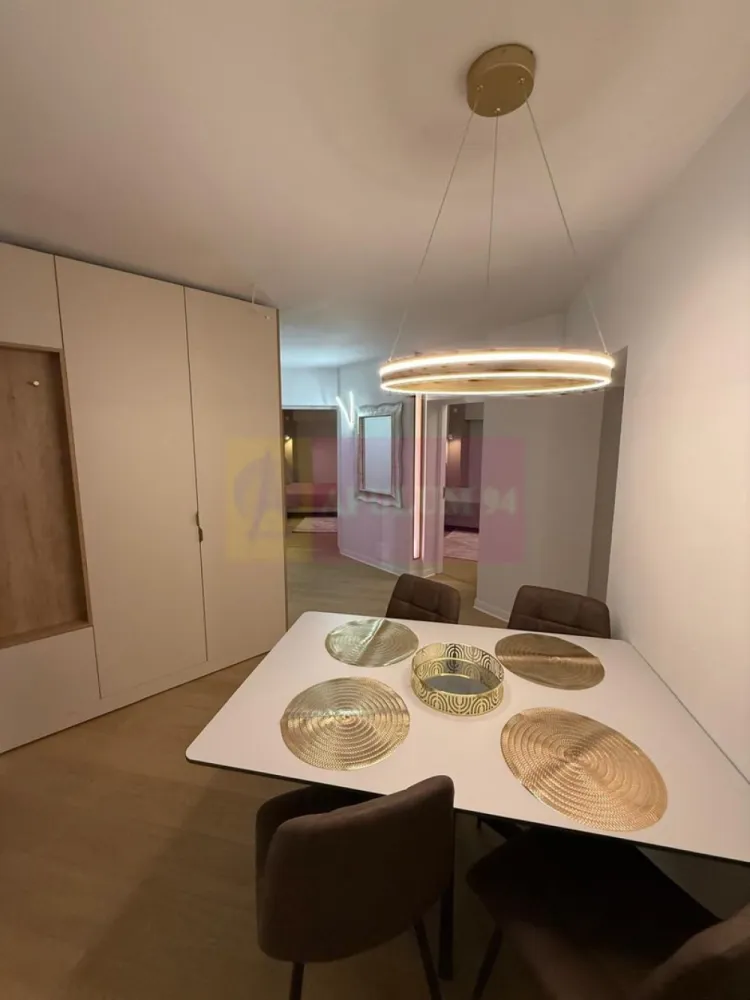 3 camere in rondul Alba Iulia, amenajari Premium - Va oferim spre vanzare un apartament de 3 camere in rondul Alba Iulia, stradal, la etajul 5/10, cu vederea integral in rond, renovat recent si mobilat LUX. Apartamentul este modificat astfel incat sa creeze un spatiu cat mai confortant. Este ideal pentru cupluri tinere sau single. 
Toate balcoanele incluse in camere. 
Tot mobilierul este nou la prima utilizare.
Apartamentul dispune de un singur grup sanitar.
Pentru detaii si vizionari contactati Dona Camelia 0733683461.