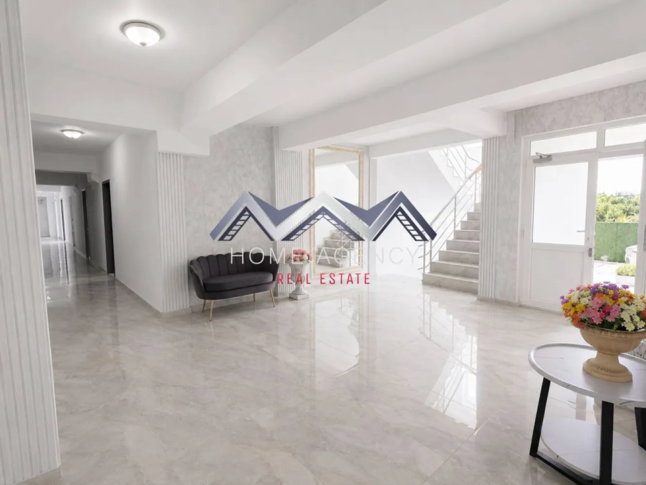 Apartament 2 camere Otopeni | preț final | DIRECT DEZVOLTATOR - Descoperă un apartament cu 2 camere foarte spațios, situat într-un ansamblu rezidențial nou din Otopeni — ideal pentru locuit, cu acces rapid către București și facilități moderne incluse.

Compartimentarea este foarte funcțională: zonă de zi open-space, hol, acces spre balcon din ambele camere – atât din living, cât și din dormitor și baie spațioasă.

Apartamentele sunt finalizate și se predau la cheie, cu finisaje moderne, baie complet echipată (gresie, faianță, obiecte sanitare) și centrală termică proprie.

Avantaje cheie:
- Apartamente foarte spațioase și ușor de amenajat
- Finisaje complete, baie utilată, centrală proprie – predare la cheie, racordat la toate utilitățile publice
- Comision 0% – achiziție direct de la dezvoltator
- 1 loc de parcare inclus
- Mai multe disponibilități, în funcție de preferințe
- Poziționare excelentă în Otopeni, cu acces rapid la DN1, Aeroportul Henri Coandă, centre comerciale și mijloace de transport

Prețul afișat este final, include TVA!
Apartamentul se vinde nemobilat, pozele prezentate reprezintă sugestii de amenajare.

Programează acum o vizionare!