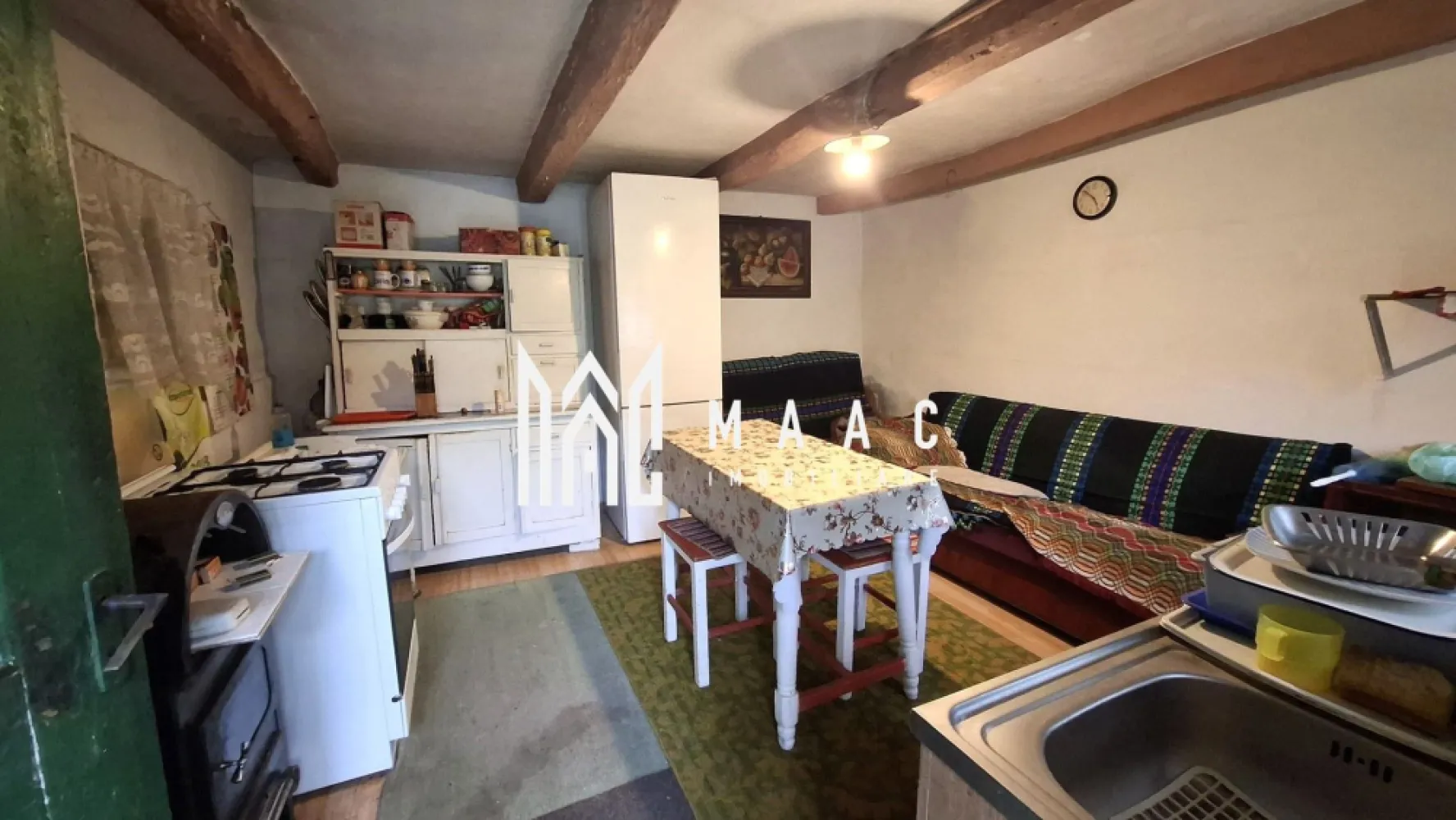 Casa individuala 3 camere I 1500 m teren I Central I Marpod - Supunem atentiei dumneavoastra o casa individuala situata in Marpod, zona centrala, in apropiere de toate punctele de interes ale localitatii.

Proprietatea, de tip sasesc, cu o descidere de cca 13 ml, pe un singur nivel, mai inalt, amplasata la strada, cu pozitionare pe Sud-Est, a fost finalizata in 1969. Cuprinde doua camere mari, baie, hol de acces-in corpul principal si inca o camera + bucatarie, cuptor de paine-in corpul secundar. In continuarea acestor cladiri sunt alipite si alte anexe pentru depozitare, atelier, etc
La subsol -pivnita, formata din 3 incaperi, cu aerisire. Se intinde sub tot corpul principal. 

Locuinta este conectata la toate utilitatile: apa, canalizare (de la retea), curent, gaz. 
Incalzirea se realizeaza cu centrala termica pe gaz dar si exista si soba functionala.

Curtea permite accesul auto. In plan secund - garaj. In spatele acestuia -sura.
Casa are acoperisul schimbat dar interiorul necesita modernizare/renovare.

Terenul, generos-1500mp- permite amenajarea unor spatii pentru relaxare, gradina, livada, etc

Disponibila imediat. Acte in regula. 

Oaza de verdeata, liniste si echilibru, intr-o comunitate frumoasa, pitoreasca.

Pentru mai multe detalii precizati telefonic ca ati vazut anuntul cu ID: CP3101021