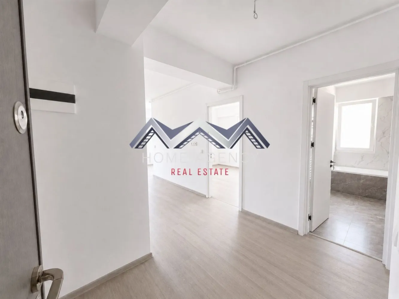 Apartament 2 camere Otopeni | preț final | DIRECT DEZVOLTATOR - Vă prezentăm, spre vânzare, un apartament cu 2 camere și bucătărie retrasă, situat într-un ansamblu rezidențial nou din Otopeni – un proiect modern, conceput pentru un stil de viață confortabil și echilibrat. Proprietatea beneficiază de o poziționare excelentă, cu acces rapid către DN1, Aeroportul Henri Coandă, Centura Capitalei, București și principalele zone de interes din nordul orașului, fiind o alegere ideală atât pentru locuit, cât și pentru investiție.

Compartimentarea este practică și bine optimizată, oferind o delimitare eficientă a spațiilor. Bucătăria este retrasă și poate fi închisă complet, în funcție de preferințe, iar holurile generoase permit amenajarea unor spații suplimentare pentru depozitare, sporind confortul de zi cu zi.

Apartamentul se predă complet finisat, „la cheie”, cu finisaje moderne și materiale atent alese. Baia este complet echipată cu gresie, faianță, obiecte sanitare și cadă, iar centrala termică proprie oferă independență și eficiență în gestionarea consumului.

Imobilul este finalizat și racordat la toate utilitățile publice. Există mai multe variante disponibile în cadrul ansamblului. În preț este inclus și un loc de parcare propriu – un avantaj important pentru viitorii proprietari.

Achiziția se realizează direct de la dezvoltator, fără comision, iar prețul afișat include TVA.

Pentru planuri detaliate, informații suplimentare sau programarea unei vizionări, vă stăm cu drag la dispoziție!