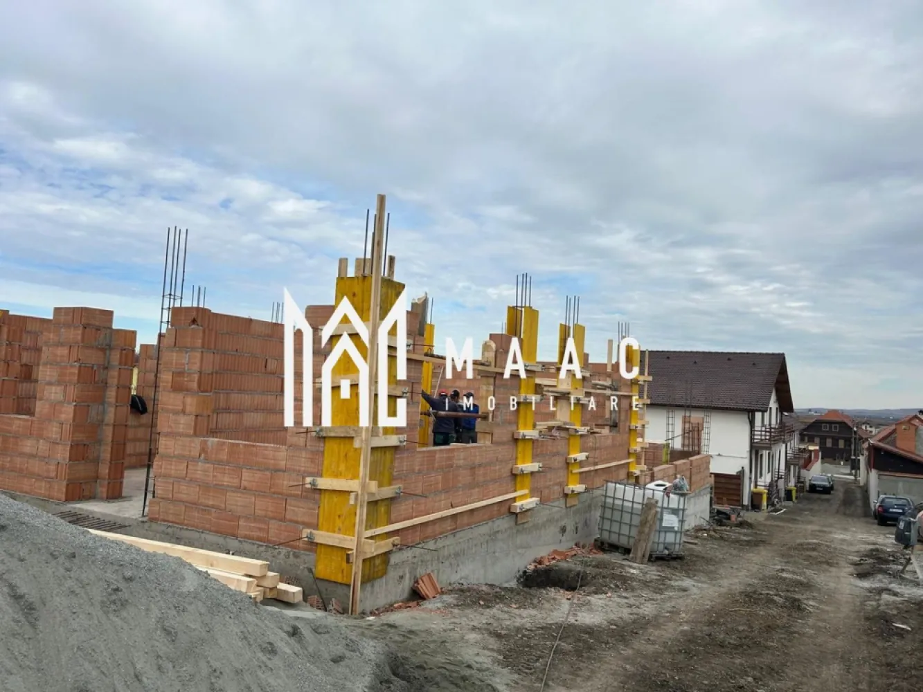 Casă Tip Duplex | 4 Camere | 2 Balcoane | Terasă | Șura Mică - Maac Imobiliare prezintă spre vânzare o vilă tip duplex, situată într-o zonă liniștită din Șura Mică, cu acces facil către Sibiu și în imediata apropiere a punctelor de interes.

Caracteristici generale:

Regim de înălțime: P+E+Pod
Suprafață utilă: 120 mp
Suprafață construită: 150 mp
Amprentă la sol: 70 mp
Suprafață teren: 120 mp
Suprafață curte liberă: 120 mp
An construcție: 2024
Stadiu: Finalizată, predare la alb
 Compartimentare:
 Parter: Living spațios, bucătărie închisă, baie, terasă generoasă
 Etaj: 3 dormitoare, baie, 2 balcoane
 Pod: Disponibil pe toată suprafața casei

 Dotări și beneficii:

Încălzire prin pardoseală la parter și calorifere la etaj
Centrală termică pe gaz
Geamuri termopan de înaltă calitate
Perete dublu, izolat între case
Acoperiș din țiglă
Loc de parcare inclus în preț
Curte cu acces auto

Pentru mai multe detalii precizati telefonic ca ati vazut anuntul ID: CP2396186
