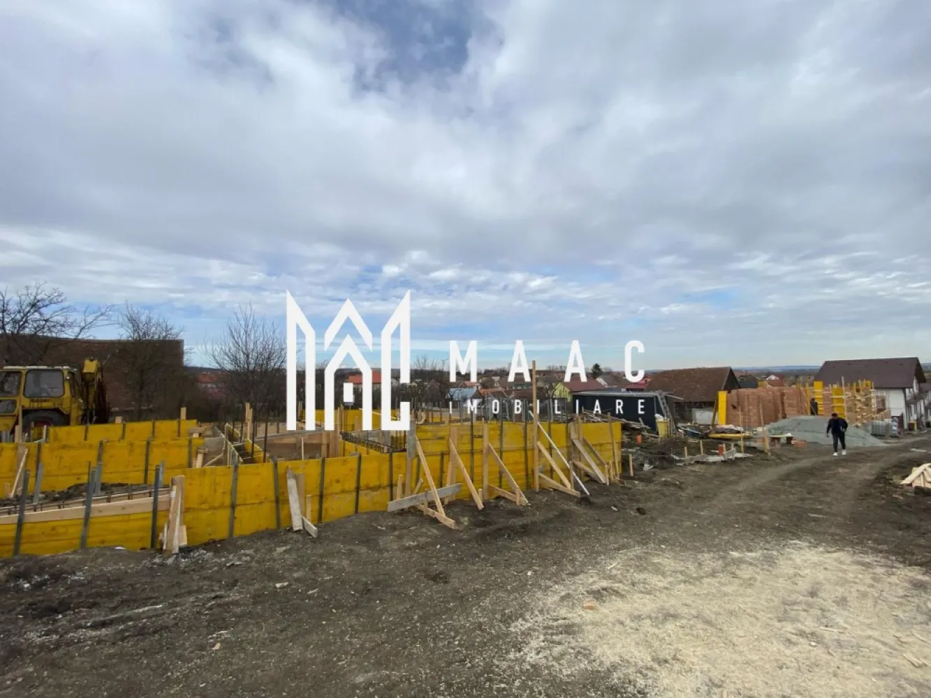 Casă Tip Duplex | 4 Camere | 2 Balcoane | Terasă | Șura Mică - Maac Imobiliare prezintă spre vânzare o vilă tip duplex, situată într-o zonă liniștită din Șura Mică, cu acces facil către Sibiu și în imediata apropiere a punctelor de interes.

Caracteristici generale:

Regim de înălțime: P+E+Pod
Suprafață utilă: 120 mp
Suprafață construită: 150 mp
Amprentă la sol: 70 mp
Suprafață teren: 120 mp
Suprafață curte liberă: 120 mp
An construcție: 2024
Stadiu: Finalizată, predare la alb
 Compartimentare:
 Parter: Living spațios, bucătărie închisă, baie, terasă generoasă
 Etaj: 3 dormitoare, baie, 2 balcoane
 Pod: Disponibil pe toată suprafața casei

 Dotări și beneficii:

Încălzire prin pardoseală la parter și calorifere la etaj
Centrală termică pe gaz
Geamuri termopan de înaltă calitate
Perete dublu, izolat între case
Acoperiș din țiglă
Loc de parcare inclus în preț
Curte cu acces auto

Pentru mai multe detalii precizati telefonic ca ati vazut anuntul ID: CP2396186