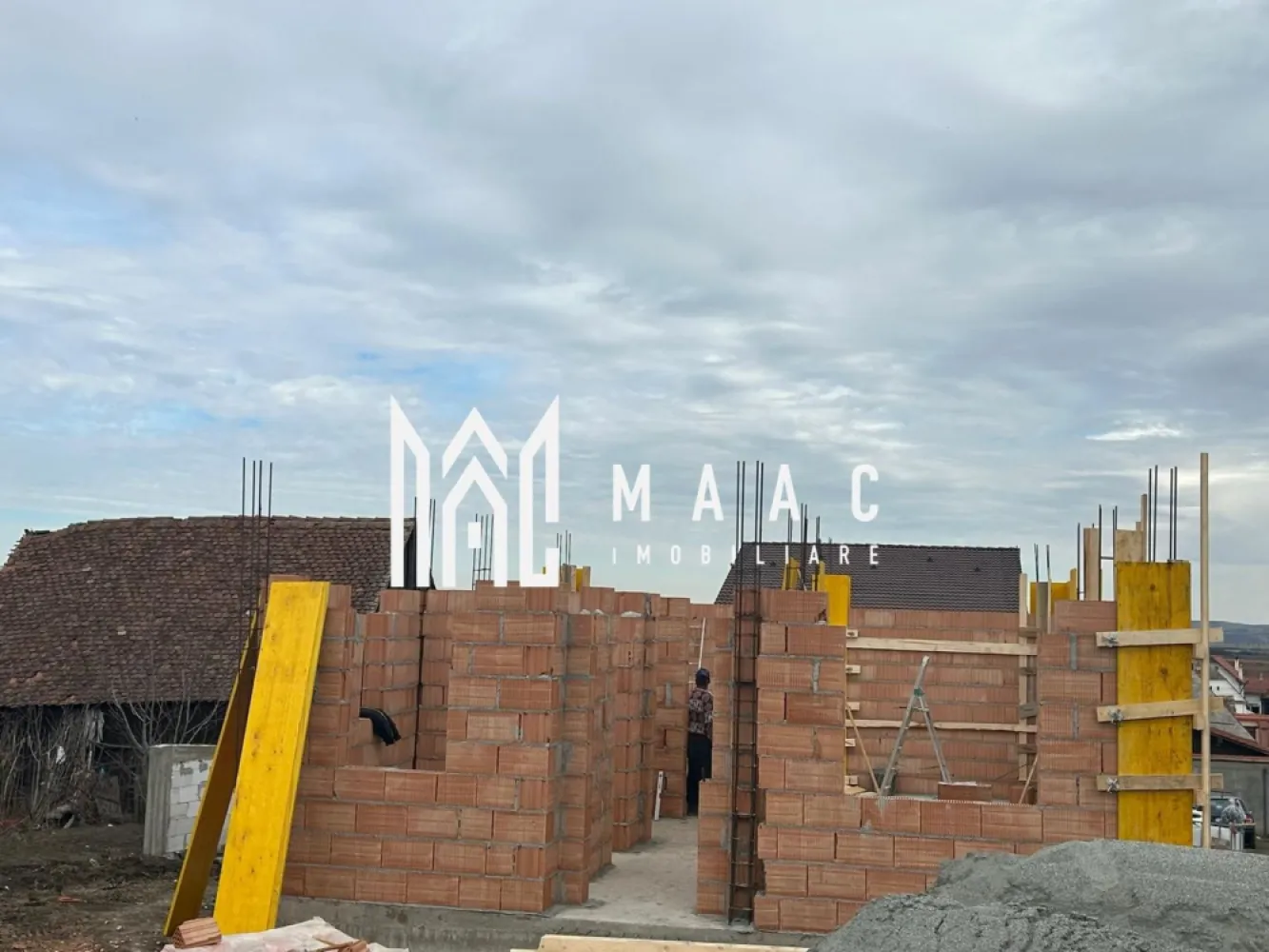 Casă Tip Duplex | 4 Camere | 2 Balcoane | Terasă | Șura Mică