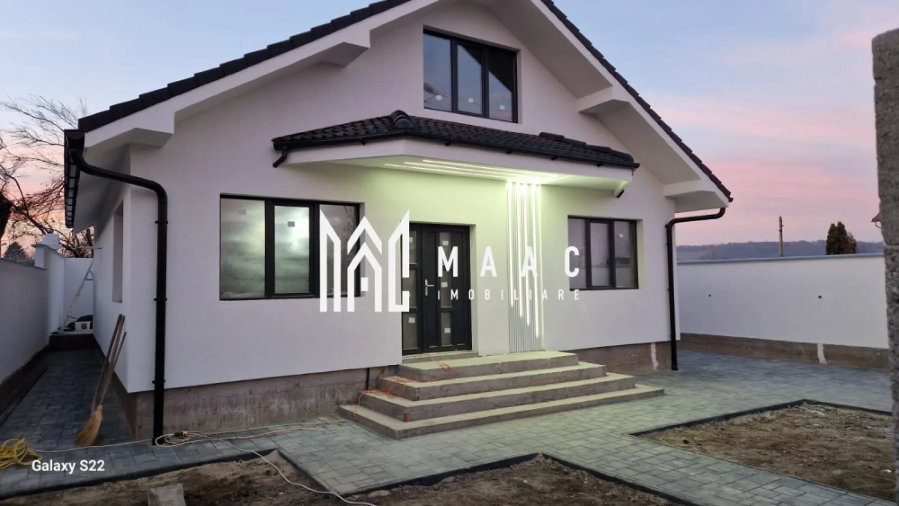 Casa Individuala | 82 Mp | Preda la Cheie | Cristian - MAAC Imobiliare vă propune spre vânzare o casă de 82 mp utili, aflată în faza de construcție, concepută pentru a deveni un cămin modern și confortabil, potrivit pentru o familie sau pentru cei care își doresc o locuință eficient compartimentată într-o zonă liniștită. Proiectul îmbină designul contemporan cu funcționalitatea, oferind posibilitatea personalizării anumitor detalii înainte de finalizare.

Locuința are o suprafață utilă de 82 mp și este configurată pentru a asigura un echilibru optim între zona de zi și zona de noapte, cu spații bine proporționate și luminoase.

Compartimentare:
-2 dormitoare spațioase
-Living generos, conceput ca spațiu central al casei
-Bucătărie modernă, cu posibilitate de personalizare
-Baie spațioasă, prevăzută cu obiecte sanitare de calitate

Casa este situată într-o zonă liniștită, potrivită pentru viață de familie sau pentru utilizare ca locuință de vacanță. Fiind în construcție, proprietatea oferă oportunitatea de a influența anumite aspecte de design și finisaj, astfel încât viitorul proprietar să își creeze un spațiu adaptat propriilor preferințe.

Această proprietate reprezintă o investiție atractivă pentru cei care caută o casă nouă, cu design modern și posibilitate de personalizare, realizată conform standardelor actuale de calitate.

Pentru mai multe detalii precizați telefonic că ați văzut anunțul cu CP2104365.