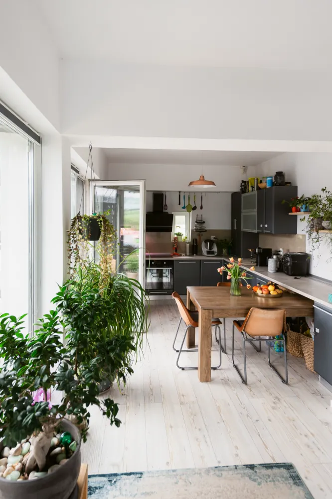 vand apartament la etaj retras tip penthouse - &nbsp; Apartament tip penthouse ocupând în totalitate ultimul nivel al unui imobil cu 4 etaje, situat la marginea Cisnădiei, într-un cadru liniștit și aerisit. Proprietatea beneficiază de o terasă generoasă de 130 mp și de o expoziție sudică, asigurând lumină naturală abundentă pe parcursul întregii zile.Locație ideală pentru cei care apreciază intimitatea și liniștea suburbiei, cu acces rapid la facilități urbane —lidl la 2 minute ,vecinatate directa cu complexul sportiv panalim , Shopping City Mall la aproximativ 7 minute.&nbsp;Strada este iluminata si asfaltatavanzarea se face direct de catre proprietar neexistand agentie intermediara