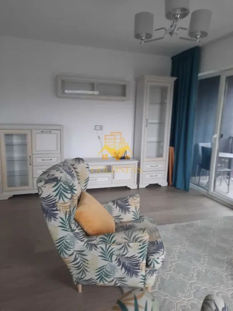 2 camere, Parcare, Iris, Junior Residence, Auchan, Clujana, Fabricii - GOLDNESS Imobiliare vă propune spre închiriere un apartament cu 2 camere open-space complet mobilat și utilat, la etajul 1 într-un imobil de 6 etaje, în Cartierul Iris, Zona Sobarilor. - Junior Residence.
Dispune de loc de parcare subterana cu 50e/ luna!
Se află în apropierea stațiilor de transport în comun, magazine, restaurante, spații verzi, farmacii, etc. 

Apartamentul este compartimentat astfel:
 - dormitor cu pat matrimonial, dressing, noptiere
 - living cu bucatarie open space complet utilată și mobilată, canapea extensibilă, loc de servit masa 
 - baie cu dus walk-in, calorifer port prosop și dulap pentru depozitare.
 - balcon deschis de 4mp.

Imobilul este dotat cu toate cele necesare- centrală proprie, frigider, aragaz, hotă, mașină de spălat haine, aer conditionat, etc. 

Dacă sunteți interesați de acest apartament și doriți să îl vizionați, dar și pentru alte oferte nu ezitați să ne contactați telefonic sau prin e-mail. Vă stăm la dispoziție!
Pentru intermediere se percepe un comision de 50% din prețul chiriei!