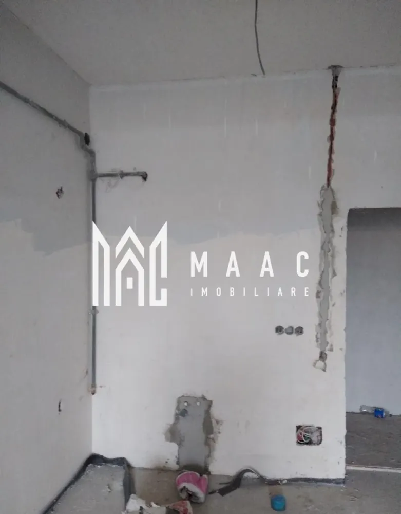 Apartament 2 camere I Decomandat I Nefinisat I Doamna Stanca - Va propunem spre vanzare un apartament de 2 camere decomandat situat la etajul 2/3 al unui imobil din zona Doamna Stanca.

Locuinta cuprinde: hol intrare, living, dormitor, bucatarie, baie, balcon.

Apartamentul se vinde la stadiul de alb.

Disponibil imediat.

Pentru mai multe detalii, precizati telefonic ca ati vazut anuntul cu ID: CP2057648