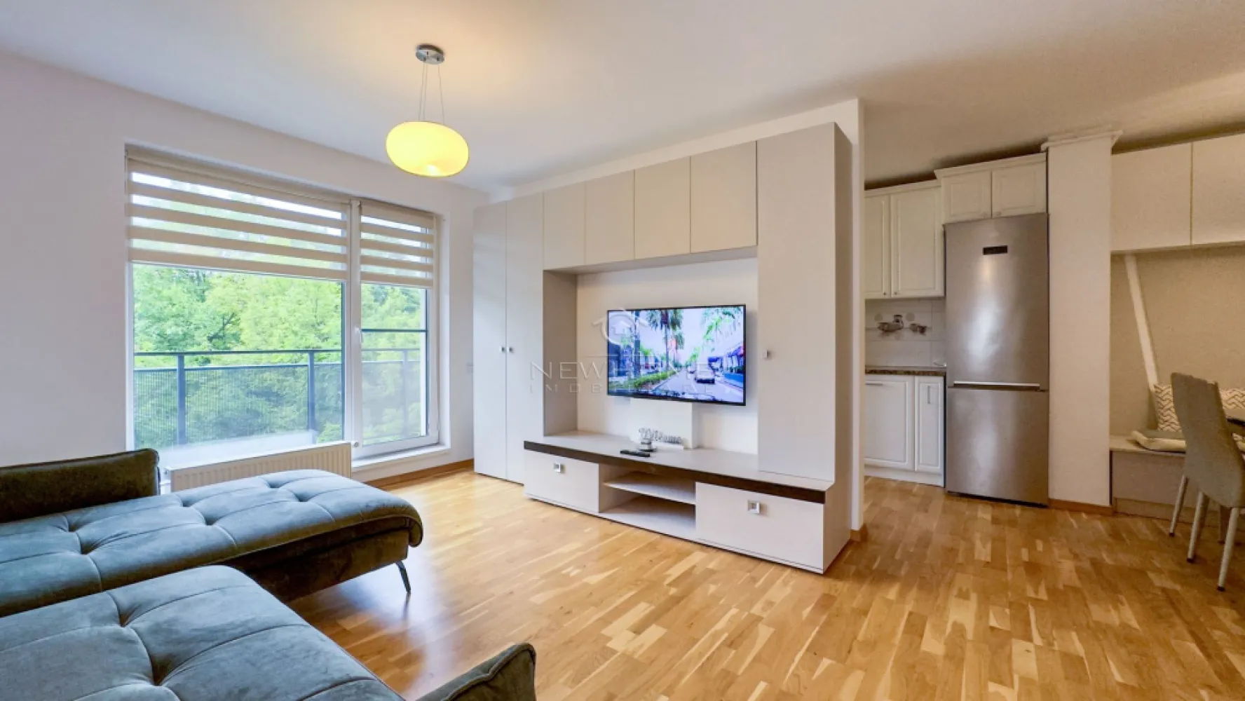 Apartament 3 camere, zona Iulius Mall FSEGA - New HOME Imobiliare ofera spre inchiriere apartament modern cu 3 camere, zona Iulius Mall. Apartamentul este amplasat la etajul 2/10 intr un imobil premium, construit in anul 2018, dispune suprafata utila de 70 mp + 12 mp balcon. Compus din: hol, living open space impreuna cu bucataria, 2 dormitoare, 2 bai, balcon. Pentru confortul Dvs. se inchirieaza complet mobilat/utilat cum se vede in poze, dotat cu centrala termica proprie. Imobilul beneficiaza de supraveghere video, spatii verzi, loc de joaca pentru copii. De asemenea se poate accesa terasa verde generoasa de pe bloc. Locul de PARCARE subteran la pretul de 50 euro pe luna. Avand in vedere poziția si avantajele zonei este una dintre cele mai de interes din Cluj-Napoca, fiind in apropiere de Iulius Mall, Porsche Engineering, facultatea FSEGA, Business centre, Iulius Park, etc. Pentru mai multe informatii si pentru a programa o vizionare, contactati-ne cu incredere!