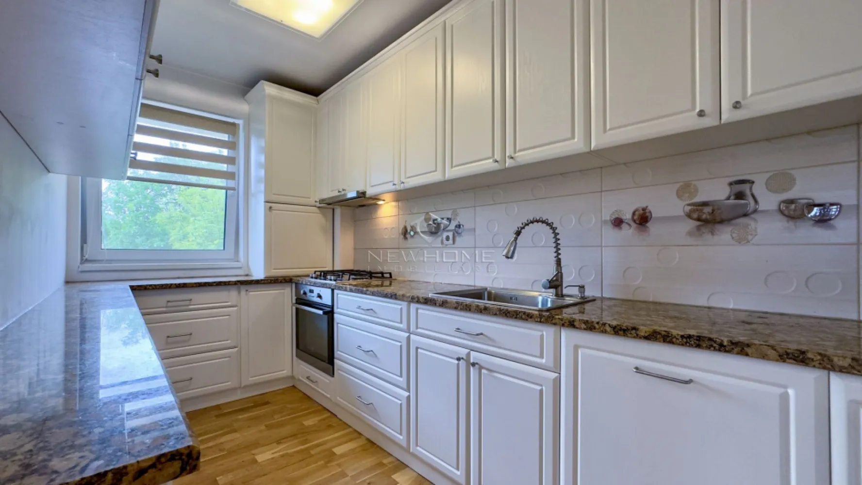 Apartament 3 camere, zona Iulius Mall FSEGA - New HOME Imobiliare ofera spre inchiriere apartament modern cu 3 camere, zona Iulius Mall. Apartamentul este amplasat la etajul 2/10 intr un imobil premium, construit in anul 2018, dispune suprafata utila de 70 mp + 12 mp balcon. Compus din: hol, living open space impreuna cu bucataria, 2 dormitoare, 2 bai, balcon. Pentru confortul Dvs. se inchirieaza complet mobilat/utilat cum se vede in poze, dotat cu centrala termica proprie. Imobilul beneficiaza de supraveghere video, spatii verzi, loc de joaca pentru copii. De asemenea se poate accesa terasa verde generoasa de pe bloc. Locul de PARCARE subteran la pretul de 50 euro pe luna. Avand in vedere poziția si avantajele zonei este una dintre cele mai de interes din Cluj-Napoca, fiind in apropiere de Iulius Mall, Porsche Engineering, facultatea FSEGA, Business centre, Iulius Park, etc. Pentru mai multe informatii si pentru a programa o vizionare, contactati-ne cu incredere!