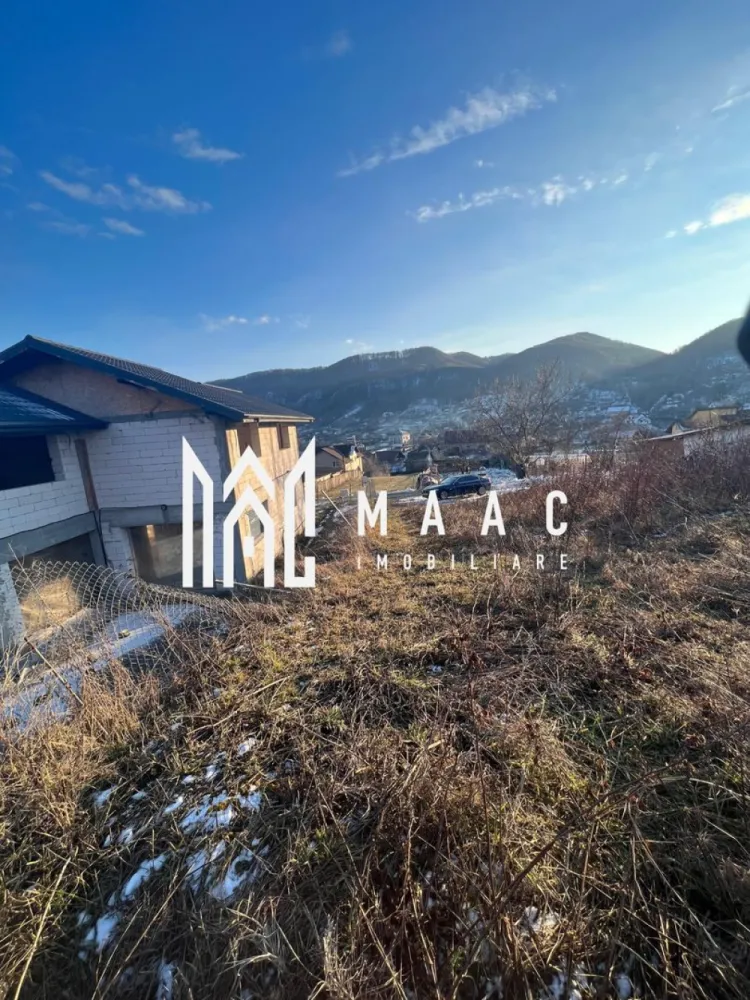 Teren Vladesti | 1025 MP | Zona White Department - MAAC Imobiliare vă propune spre vânzare un teren intravilan situat în localitatea Vlădești, într-o zonă liniștită și în plină dezvoltare, în apropierea piscinei White Department. Terenul are o suprafață de 1.025 mp și beneficiază de o deschidere stradală de 15 metri liniari, fiind ideal pentru construirea unei locuințe individuale. Amplasarea oferă o priveliște superbă, perfectă pentru cei care își doresc confort, intimitate și un cadru natural plăcut. Utilitățile (apă, curent, gaz) sunt la limita de proprietate, iar zona este într-o continuă expansiune, cu mai multe case noi aflate în construcție, ceea ce face ca investiția să fie una sigură și avantajoasă. Acces facil, vecinătate selectă și potențial excelent pentru dezvoltare rezidențială. Pentru mai multe detalii și vizionări, MAAC Imobiliare vă stă la dispoziție. ID: CP2871757 }}