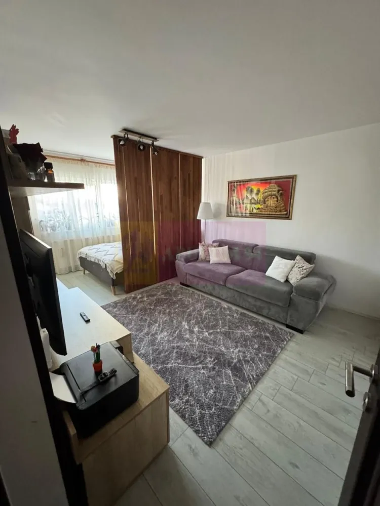 Apartament de vanzare in Campina, zona centrala - Apartament 2 camere decomandat – modern, mobilat complet, gata de muta
Agentia Imobiliara Mervani vă prezintă spre vânzare un apartament cu 2 camere decomandat, situat la etajul 1 al unui bloc cu regim de înălțime P+3E, construit în anul 1985, în zona centrală din Câmpina, aproape de toate punctele de interes ale localității.

Apartamentul se remarcă prin finisajele moderne, spațiile generoase și luminoase, fiind vândut complet mobilat și echipat, pregătit pentru mutare imediată.

Locuința beneficiază de:

 compartimentare decomandată
 centrală termică proprie și calorifere
 termoizolație exterioară
 tâmplărie PVC cu geam termopan tripan
 uși interioare MDF
 instalație electrică refăcută complet pe cupru
 instalație termică complet renovată + aer condiționat
 multiple spații de depozitare

Blocul oferă facilități suplimentare precum:

 locuri de parcare
 uscătorie comună la parter
 posibilitate amenajare boxă proprie la subsol
 spațiu verde în lateralul si spatele imobilului

Poziționarea este excelentă, în apropiere de:

 spital
 centre comerciale, piață
 școli
 mijloace de transport în comun

Un apartament ideal atât pentru locuit, cât și pentru investiție, datorită amplasării centrale și stării foarte bune a proprietății.

Pentru informații suplimentare și programarea unei vizionări:
Agentia Imobiliara Mervani
Telefon: 0729.935.536