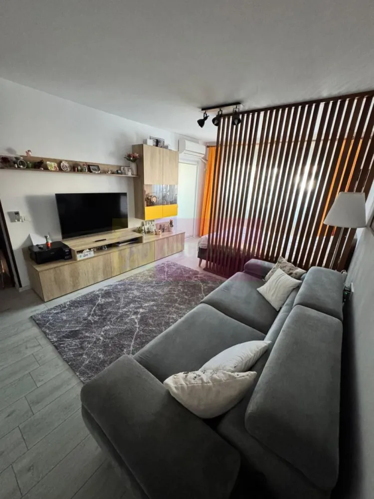 Apartament de vanzare in Campina, zona centrala - Apartament 2 camere decomandat – modern, mobilat complet, gata de muta
Agentia Imobiliara Mervani vă prezintă spre vânzare un apartament cu 2 camere decomandat, situat la etajul 1 al unui bloc cu regim de înălțime P+3E, construit în anul 1985, în zona centrală din Câmpina, aproape de toate punctele de interes ale localității.

Apartamentul se remarcă prin finisajele moderne, spațiile generoase și luminoase, fiind vândut complet mobilat și echipat, pregătit pentru mutare imediată.

Locuința beneficiază de:

 compartimentare decomandată
 centrală termică proprie și calorifere
 termoizolație exterioară
 tâmplărie PVC cu geam termopan tripan
 uși interioare MDF
 instalație electrică refăcută complet pe cupru
 instalație termică complet renovată + aer condiționat
 multiple spații de depozitare

Blocul oferă facilități suplimentare precum:

 locuri de parcare
 uscătorie comună la parter
 posibilitate amenajare boxă proprie la subsol
 spațiu verde în lateralul si spatele imobilului

Poziționarea este excelentă, în apropiere de:

 spital
 centre comerciale, piață
 școli
 mijloace de transport în comun

Un apartament ideal atât pentru locuit, cât și pentru investiție, datorită amplasării centrale și stării foarte bune a proprietății.

Pentru informații suplimentare și programarea unei vizionări:
Agentia Imobiliara Mervani
Telefon: 0729.935.536