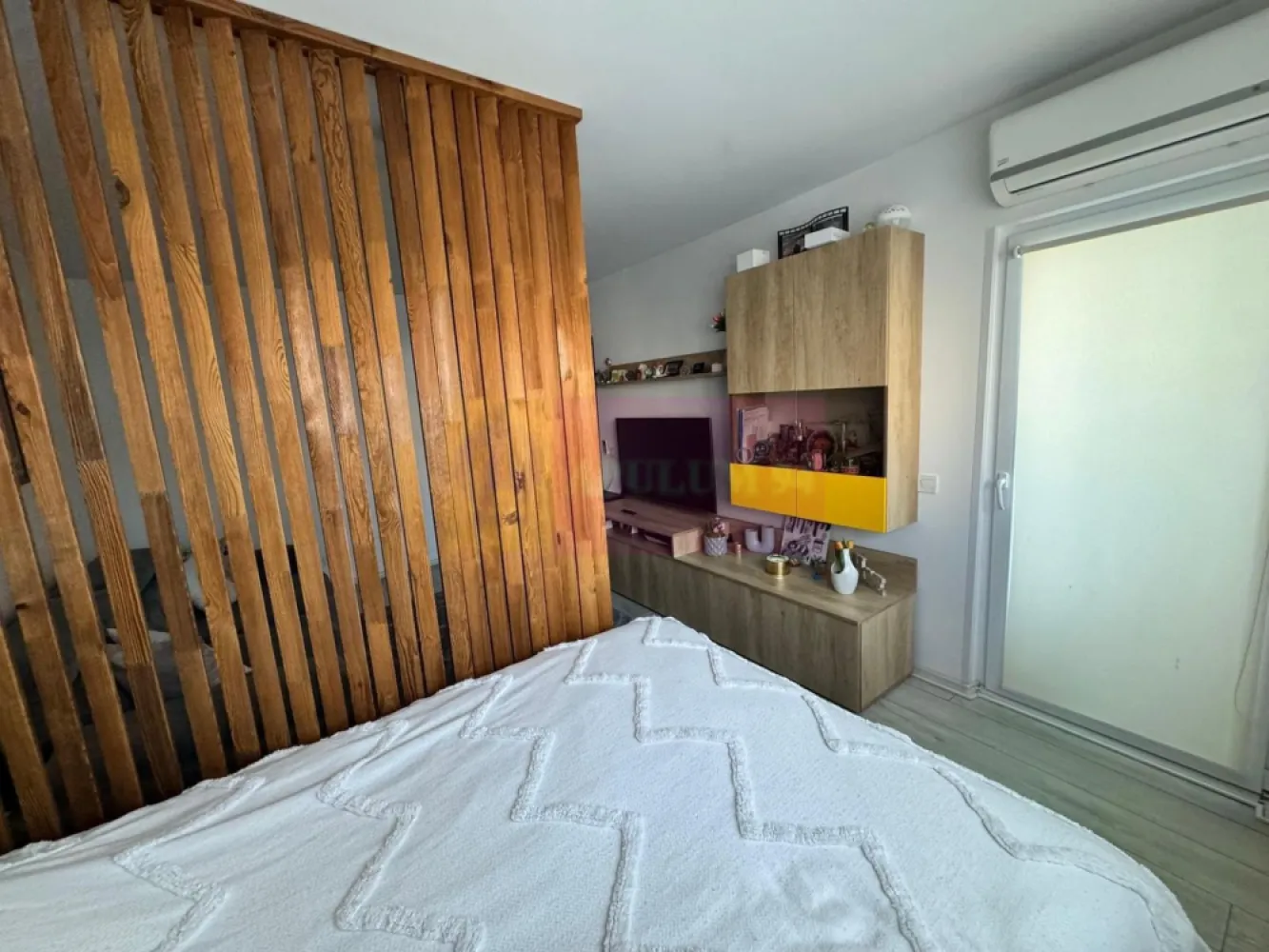 Apartament de vanzare in Campina, zona centrala - Apartament 2 camere decomandat – modern, mobilat complet, gata de muta
Agentia Imobiliara Mervani vă prezintă spre vânzare un apartament cu 2 camere decomandat, situat la etajul 1 al unui bloc cu regim de înălțime P+3E, construit în anul 1985, în zona centrală din Câmpina, aproape de toate punctele de interes ale localității.

Apartamentul se remarcă prin finisajele moderne, spațiile generoase și luminoase, fiind vândut complet mobilat și echipat, pregătit pentru mutare imediată.

Locuința beneficiază de:

 compartimentare decomandată
 centrală termică proprie și calorifere
 termoizolație exterioară
 tâmplărie PVC cu geam termopan tripan
 uși interioare MDF
 instalație electrică refăcută complet pe cupru
 instalație termică complet renovată + aer condiționat
 multiple spații de depozitare

Blocul oferă facilități suplimentare precum:

 locuri de parcare
 uscătorie comună la parter
 posibilitate amenajare boxă proprie la subsol
 spațiu verde în lateralul si spatele imobilului

Poziționarea este excelentă, în apropiere de:

 spital
 centre comerciale, piață
 școli
 mijloace de transport în comun

Un apartament ideal atât pentru locuit, cât și pentru investiție, datorită amplasării centrale și stării foarte bune a proprietății.

Pentru informații suplimentare și programarea unei vizionări:
Agentia Imobiliara Mervani
Telefon: 0729.935.536