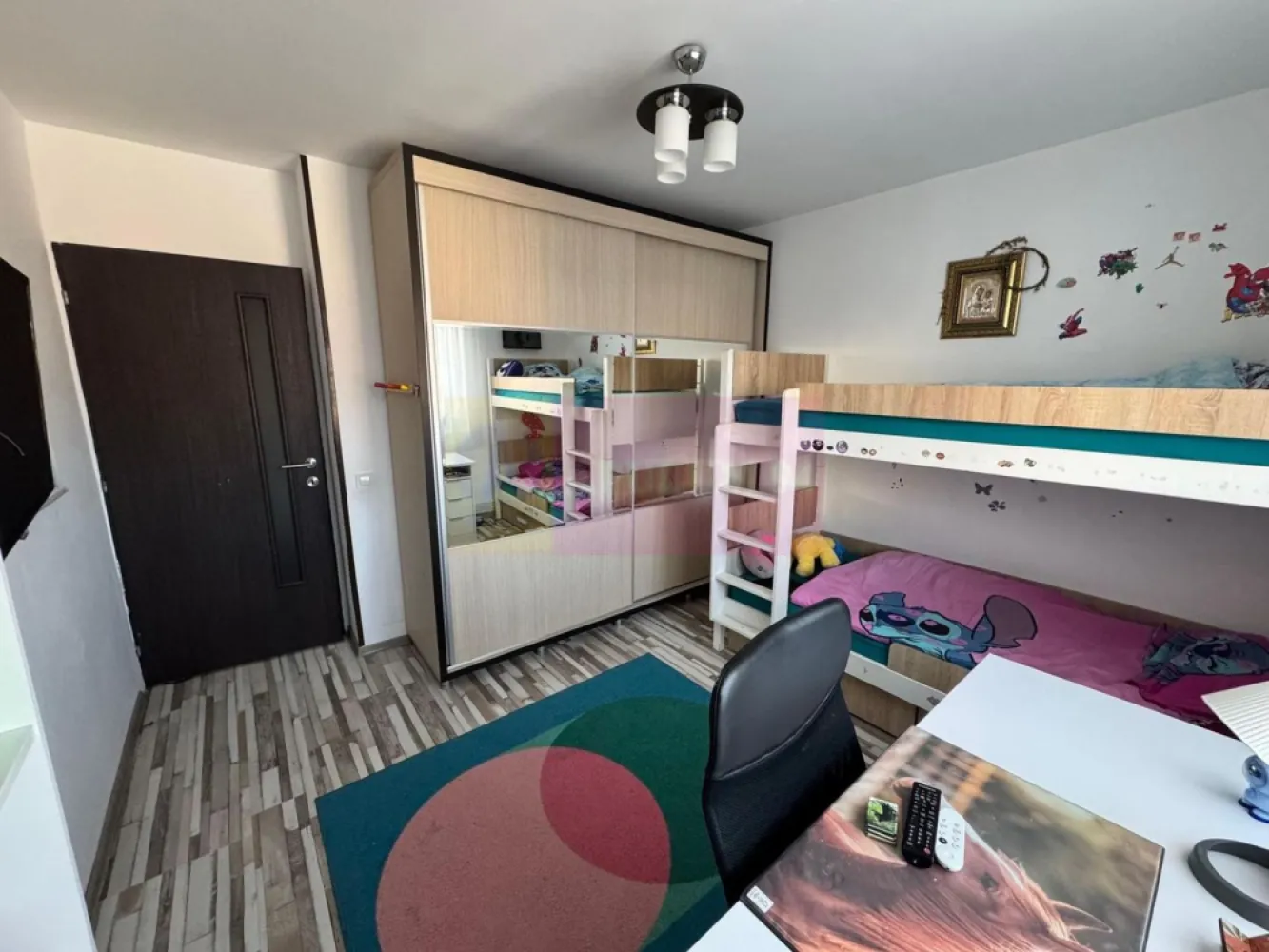 Apartament de vanzare in Campina, zona centrala - Apartament 2 camere decomandat – modern, mobilat complet, gata de muta
Agentia Imobiliara Mervani vă prezintă spre vânzare un apartament cu 2 camere decomandat, situat la etajul 1 al unui bloc cu regim de înălțime P+3E, construit în anul 1985, în zona centrală din Câmpina, aproape de toate punctele de interes ale localității.

Apartamentul se remarcă prin finisajele moderne, spațiile generoase și luminoase, fiind vândut complet mobilat și echipat, pregătit pentru mutare imediată.

Locuința beneficiază de:

 compartimentare decomandată
 centrală termică proprie și calorifere
 termoizolație exterioară
 tâmplărie PVC cu geam termopan tripan
 uși interioare MDF
 instalație electrică refăcută complet pe cupru
 instalație termică complet renovată + aer condiționat
 multiple spații de depozitare

Blocul oferă facilități suplimentare precum:

 locuri de parcare
 uscătorie comună la parter
 posibilitate amenajare boxă proprie la subsol
 spațiu verde în lateralul si spatele imobilului

Poziționarea este excelentă, în apropiere de:

 spital
 centre comerciale, piață
 școli
 mijloace de transport în comun

Un apartament ideal atât pentru locuit, cât și pentru investiție, datorită amplasării centrale și stării foarte bune a proprietății.

Pentru informații suplimentare și programarea unei vizionări:
Agentia Imobiliara Mervani
Telefon: 0729.935.536