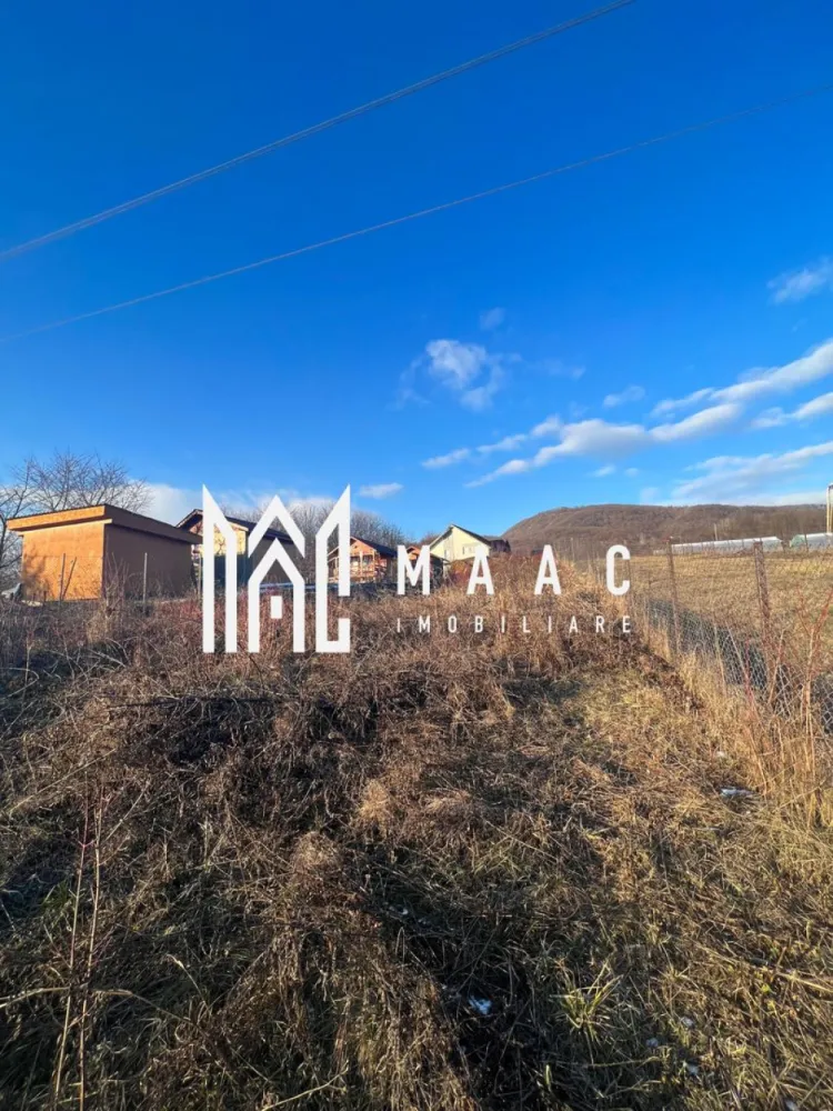 Teren Vladesti | 1025 MP | Zona White Department - MAAC Imobiliare vă propune spre vânzare un teren intravilan situat în localitatea Vlădești, într-o zonă liniștită și în plină dezvoltare, în apropierea piscinei White Department. Terenul are o suprafață de 1.025 mp și beneficiază de o deschidere stradală de 15 metri liniari, fiind ideal pentru construirea unei locuințe individuale. Amplasarea oferă o priveliște superbă, perfectă pentru cei care își doresc confort, intimitate și un cadru natural plăcut. Utilitățile (apă, curent, gaz) sunt la limita de proprietate, iar zona este într-o continuă expansiune, cu mai multe case noi aflate în construcție, ceea ce face ca investiția să fie una sigură și avantajoasă. Acces facil, vecinătate selectă și potențial excelent pentru dezvoltare rezidențială. Pentru mai multe detalii și vizionări, MAAC Imobiliare vă stă la dispoziție. ID: CP2871757 }}