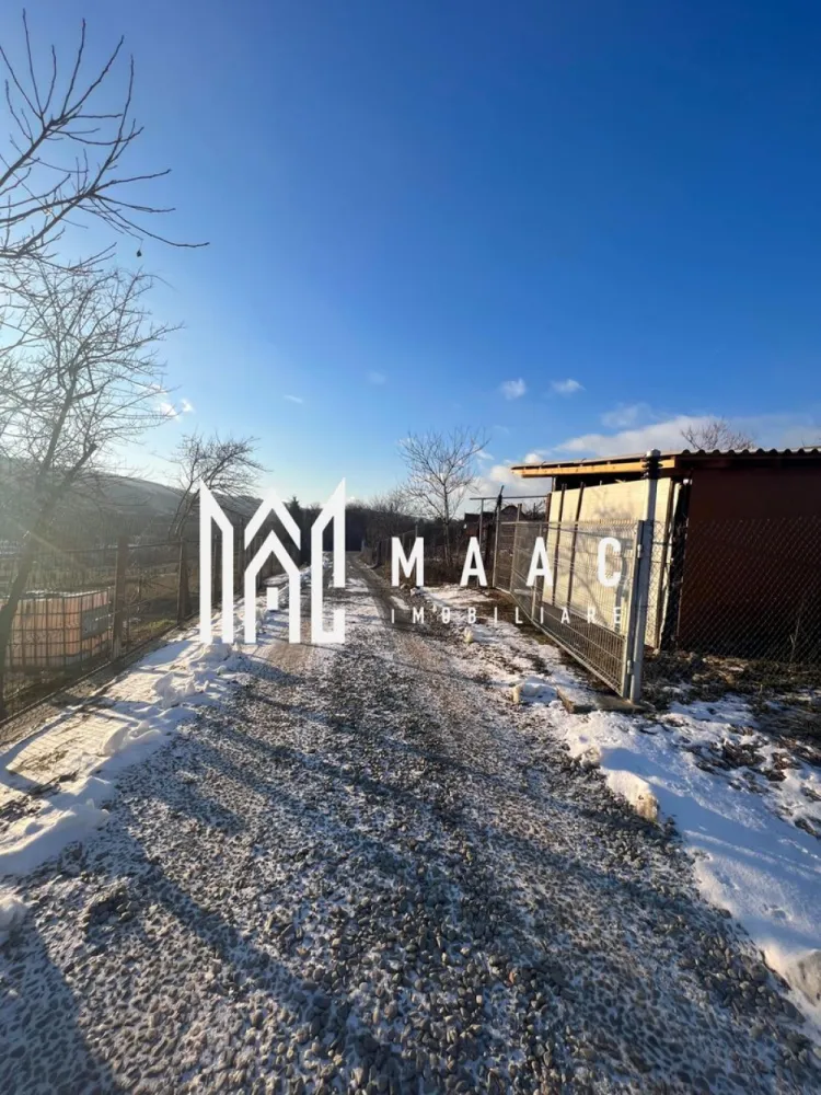 Teren Vladesti | 1025 MP | Zona White Department - MAAC Imobiliare vă propune spre vânzare un teren intravilan situat în localitatea Vlădești, într-o zonă liniștită și în plină dezvoltare, în apropierea piscinei White Department. Terenul are o suprafață de 1.025 mp și beneficiază de o deschidere stradală de 15 metri liniari, fiind ideal pentru construirea unei locuințe individuale. Amplasarea oferă o priveliște superbă, perfectă pentru cei care își doresc confort, intimitate și un cadru natural plăcut. Utilitățile (apă, curent, gaz) sunt la limita de proprietate, iar zona este într-o continuă expansiune, cu mai multe case noi aflate în construcție, ceea ce face ca investiția să fie una sigură și avantajoasă. Acces facil, vecinătate selectă și potențial excelent pentru dezvoltare rezidențială. Pentru mai multe detalii și vizionări, MAAC Imobiliare vă stă la dispoziție. ID: CP2871757 }}