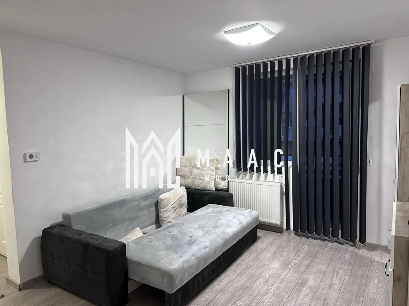 Apartament 1 camera | Etaj 1 | Balcon | Loc de parcare | Selimbar - MAAC Imobiliare vă propune spre vânzare un apartament cu 1 cameră, situat în Șelimbăr, într-o zonă bine conectată și căutată, potrivit atât pentru locuire, cât și pentru investiție. Detalii proprietate: Suprafață utilă: 37 mp Balcon: 5 mp Compartimentare: cameră spațioasă bucătărie separată baie generoasă balcon Loc de parcare privat inclus Dotări și stare: Apartamentul este complet mobilat și utilat, gata de mutare Există posibilitatea de recompartimentare în living cu bucătărie open-space și dormitor separat Avantaj investițional: Apartamentul este în prezent închiriat Se pot prelua chiriașii, asigurând randament imediat Pentru mai multe detalii precizati telefonic ca ati vazut anuntul cu ID: CP2867287 }}