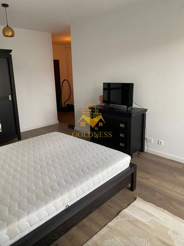 1 camera studio, Marasti, Park Lake, Iulius Mall, FSEGA, Teodor Mihali - GOLDNESS Imobiliare vă propune spre închiriere un apartament cu 1 camera tip studio, complet mobilat și utilat, la etajul 3 într-un imobil de 10 etaje, în Cartierul Marasti.

Se află în apropierea stațiilor de transport în comun, magazine, restaurante, spații verzi, farmacii, etc. 

Apartamentul este compartimentat astfel:
 - dormitor cu pat matrimonial, dressing, noptiere
 - bucătărie complet utilată și mobilată, loc de servit masa 
 - baie cu dus walkin, calorifer port prosop și dulap pentru depozitare.
 - balcon 4mp.

Imobilul este dotat cu toate cele necesare- centrală proprie, frigider, aragaz, hotă, mașină de spălat haine, etc. 

Dacă sunteți interesați de acest apartament și doriți să îl vizionați, dar și pentru alte oferte nu ezitați să ne contactați telefonic sau prin e-mail. Vă stăm la dispoziție!
Pentru intermediere se percepe un comision de 50% din prețul chiriei!