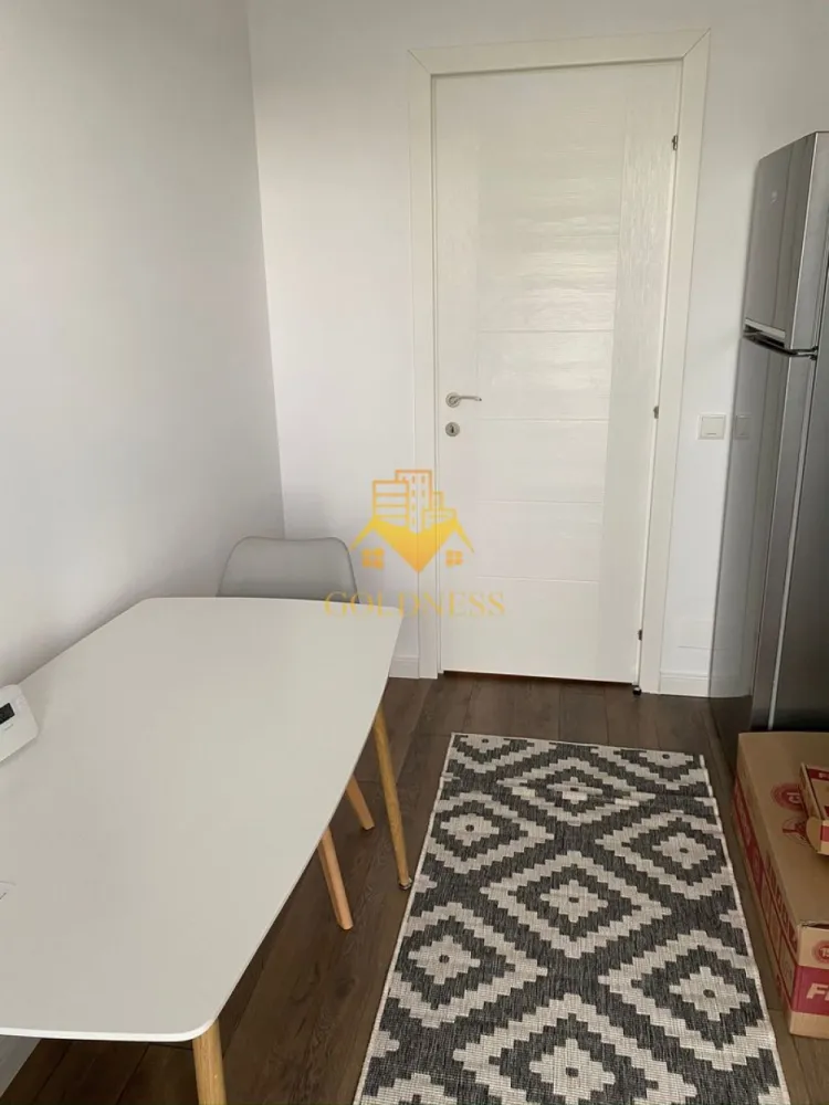 1 camera studio, Marasti, Park Lake, Iulius Mall, FSEGA, Teodor Mihali - GOLDNESS Imobiliare vă propune spre închiriere un apartament cu 1 camera tip studio, complet mobilat și utilat, la etajul 3 într-un imobil de 10 etaje, în Cartierul Marasti.

Se află în apropierea stațiilor de transport în comun, magazine, restaurante, spații verzi, farmacii, etc. 

Apartamentul este compartimentat astfel:
 - dormitor cu pat matrimonial, dressing, noptiere
 - bucătărie complet utilată și mobilată, loc de servit masa 
 - baie cu dus walkin, calorifer port prosop și dulap pentru depozitare.
 - balcon 4mp.

Imobilul este dotat cu toate cele necesare- centrală proprie, frigider, aragaz, hotă, mașină de spălat haine, etc. 

Dacă sunteți interesați de acest apartament și doriți să îl vizionați, dar și pentru alte oferte nu ezitați să ne contactați telefonic sau prin e-mail. Vă stăm la dispoziție!
Pentru intermediere se percepe un comision de 50% din prețul chiriei!