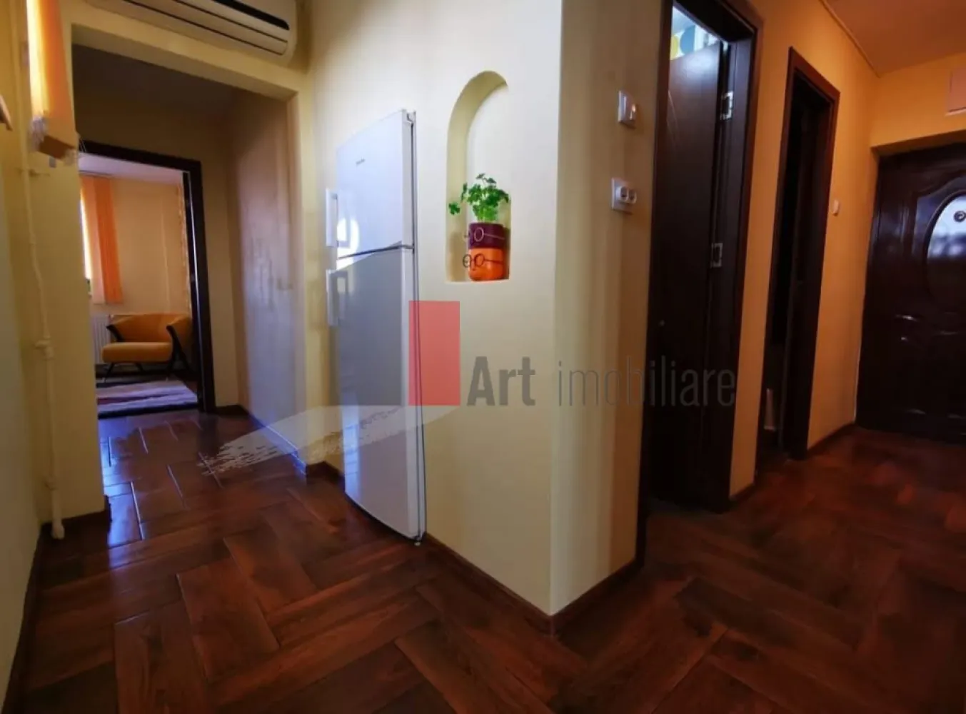 2 camere Dr. Taberei Romancierilor - Art Imbobiliare va prezinta un apartament de 2 camere confort 2 sporit situat la etajul 10 din 10 al unui imobil in cartierul Drumul Taberei - Romancierilor. Imobilul se afla langa metrou, are 10 etaje si nu are probleme cu terasa. 

Apartamentul este decomandat, are toate îmbunătățirile inclusiv instalații schimbate. Se vinde exact ca in poze.
Langa bloc este metrou, STB, magazine, parc, piețe

Pentru detalii sau vizionare va stam la dispozitie: 0757894152