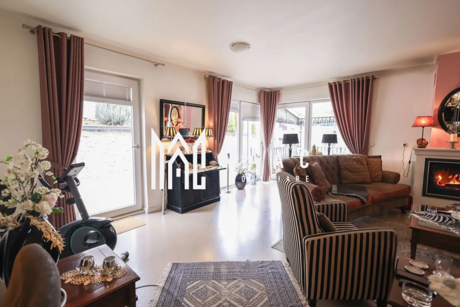 2 Case | 8 Camere | Teren 1180 | Porumbacu de Sus - MAAC Imobiliare vă propune spre vânzare o proprietate deosebită, ideală pentru locuire multifamilială sau investiție premium, amplasată pe un teren generos de 1.180 mp, ce reunește două case moderne, complet mobilate și utilate, într-un cadru atent amenajat, ce oferă confort, funcționalitate și intimitate.

Proprietatea este compusă din două corpuri de locuință distincte:

Casa 1 – eficiență și intimitate:
-suprafață utilă: 110 mp
-2 camere spațioase
-living primitor
-bucătărie modernă, complet utilată
-2 băi
-2 dressing-uri generoase
-terasă închisă, ideală pentru relaxare
-pivniță pentru depozitare

Casa 2 – spațiu, lumină și eleganță:
-suprafață utilă: 200 mp
-4 dormitoare
-living amplu și luminos
-bucătărie complet echipată
-4 băi
-terasă deschisă pentru relaxare în aer liber

Anexe și facilități suplimentare:
-magazie: 18 mp
-terasă acoperită: 46 mp
-spațiu acoperit pentru 2 autoturisme: 25 mp
-cameră tehnică: 11 mp
-curte și terase amenajate cu mobilier exterior
-zonă de barbecue

Dotări și utilități:
-curent trifazic
-apă și canalizare
-internet și TV

Accesul în proprietate se realizează prin două căi:
-acces pietonal
-acces auto cu poartă electrică

Proprietatea este potrivită pentru familii numeroase, pentru locuire combinată cu investiție sau pentru dezvoltarea unei activități în regim turistic, oferind un stil de viață modern într-un cadru organizat și elegant.

Pentru mai multe detalii, vă rugăm să menționați telefonic că ați văzut anunțul cu CP2209718
