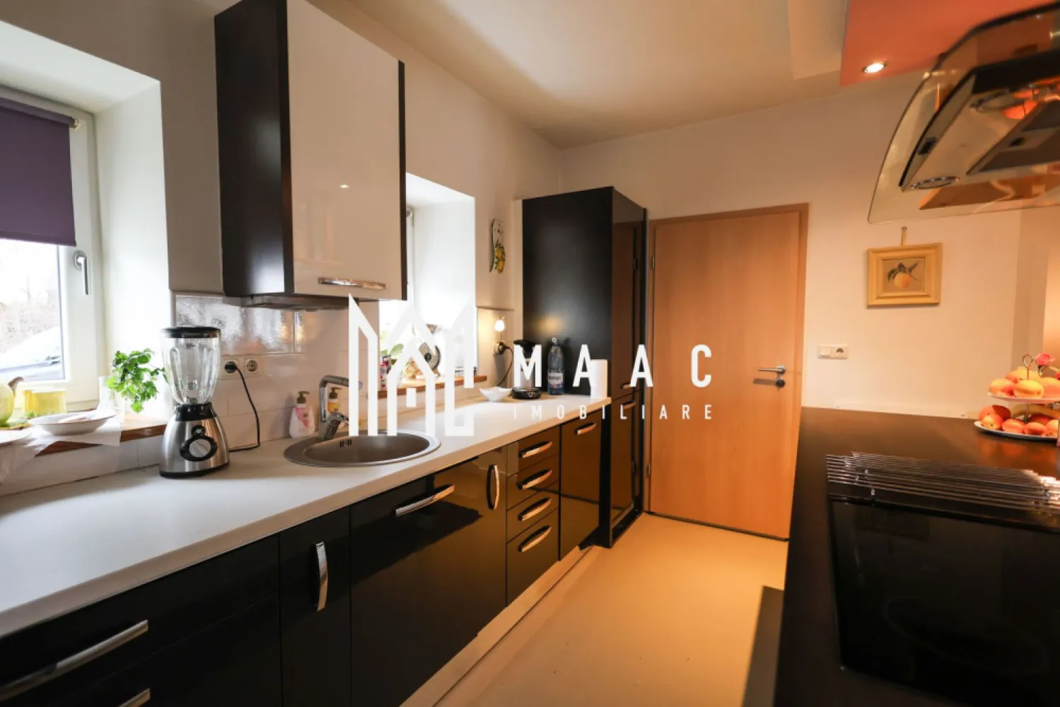 2 Case | 8 Camere | Teren 1180 | Porumbacu de Sus - MAAC Imobiliare vă propune spre vânzare o proprietate deosebită, ideală pentru locuire multifamilială sau investiție premium, amplasată pe un teren generos de 1.180 mp, ce reunește două case moderne, complet mobilate și utilate, într-un cadru atent amenajat, ce oferă confort, funcționalitate și intimitate.

Proprietatea este compusă din două corpuri de locuință distincte:

Casa 1 – eficiență și intimitate:
-suprafață utilă: 110 mp
-2 camere spațioase
-living primitor
-bucătărie modernă, complet utilată
-2 băi
-2 dressing-uri generoase
-terasă închisă, ideală pentru relaxare
-pivniță pentru depozitare

Casa 2 – spațiu, lumină și eleganță:
-suprafață utilă: 200 mp
-4 dormitoare
-living amplu și luminos
-bucătărie complet echipată
-4 băi
-terasă deschisă pentru relaxare în aer liber

Anexe și facilități suplimentare:
-magazie: 18 mp
-terasă acoperită: 46 mp
-spațiu acoperit pentru 2 autoturisme: 25 mp
-cameră tehnică: 11 mp
-curte și terase amenajate cu mobilier exterior
-zonă de barbecue

Dotări și utilități:
-curent trifazic
-apă și canalizare
-internet și TV

Accesul în proprietate se realizează prin două căi:
-acces pietonal
-acces auto cu poartă electrică

Proprietatea este potrivită pentru familii numeroase, pentru locuire combinată cu investiție sau pentru dezvoltarea unei activități în regim turistic, oferind un stil de viață modern într-un cadru organizat și elegant.

Pentru mai multe detalii, vă rugăm să menționați telefonic că ați văzut anunțul cu CP2209718