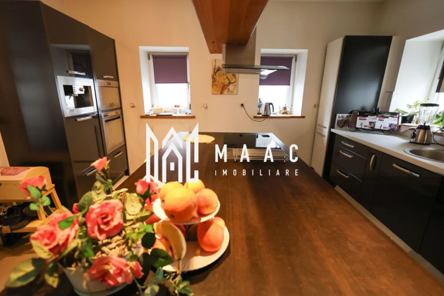 2 Case | 8 Camere | Teren 1180 | Porumbacu de Sus - MAAC Imobiliare vă propune spre vânzare o proprietate deosebită, ideală pentru locuire multifamilială sau investiție premium, amplasată pe un teren generos de 1.180 mp, ce reunește două case moderne, complet mobilate și utilate, într-un cadru atent amenajat, ce oferă confort, funcționalitate și intimitate.

Proprietatea este compusă din două corpuri de locuință distincte:

Casa 1 – eficiență și intimitate:
-suprafață utilă: 110 mp
-2 camere spațioase
-living primitor
-bucătărie modernă, complet utilată
-2 băi
-2 dressing-uri generoase
-terasă închisă, ideală pentru relaxare
-pivniță pentru depozitare

Casa 2 – spațiu, lumină și eleganță:
-suprafață utilă: 200 mp
-4 dormitoare
-living amplu și luminos
-bucătărie complet echipată
-4 băi
-terasă deschisă pentru relaxare în aer liber

Anexe și facilități suplimentare:
-magazie: 18 mp
-terasă acoperită: 46 mp
-spațiu acoperit pentru 2 autoturisme: 25 mp
-cameră tehnică: 11 mp
-curte și terase amenajate cu mobilier exterior
-zonă de barbecue

Dotări și utilități:
-curent trifazic
-apă și canalizare
-internet și TV

Accesul în proprietate se realizează prin două căi:
-acces pietonal
-acces auto cu poartă electrică

Proprietatea este potrivită pentru familii numeroase, pentru locuire combinată cu investiție sau pentru dezvoltarea unei activități în regim turistic, oferind un stil de viață modern într-un cadru organizat și elegant.

Pentru mai multe detalii, vă rugăm să menționați telefonic că ați văzut anunțul cu CP2209718