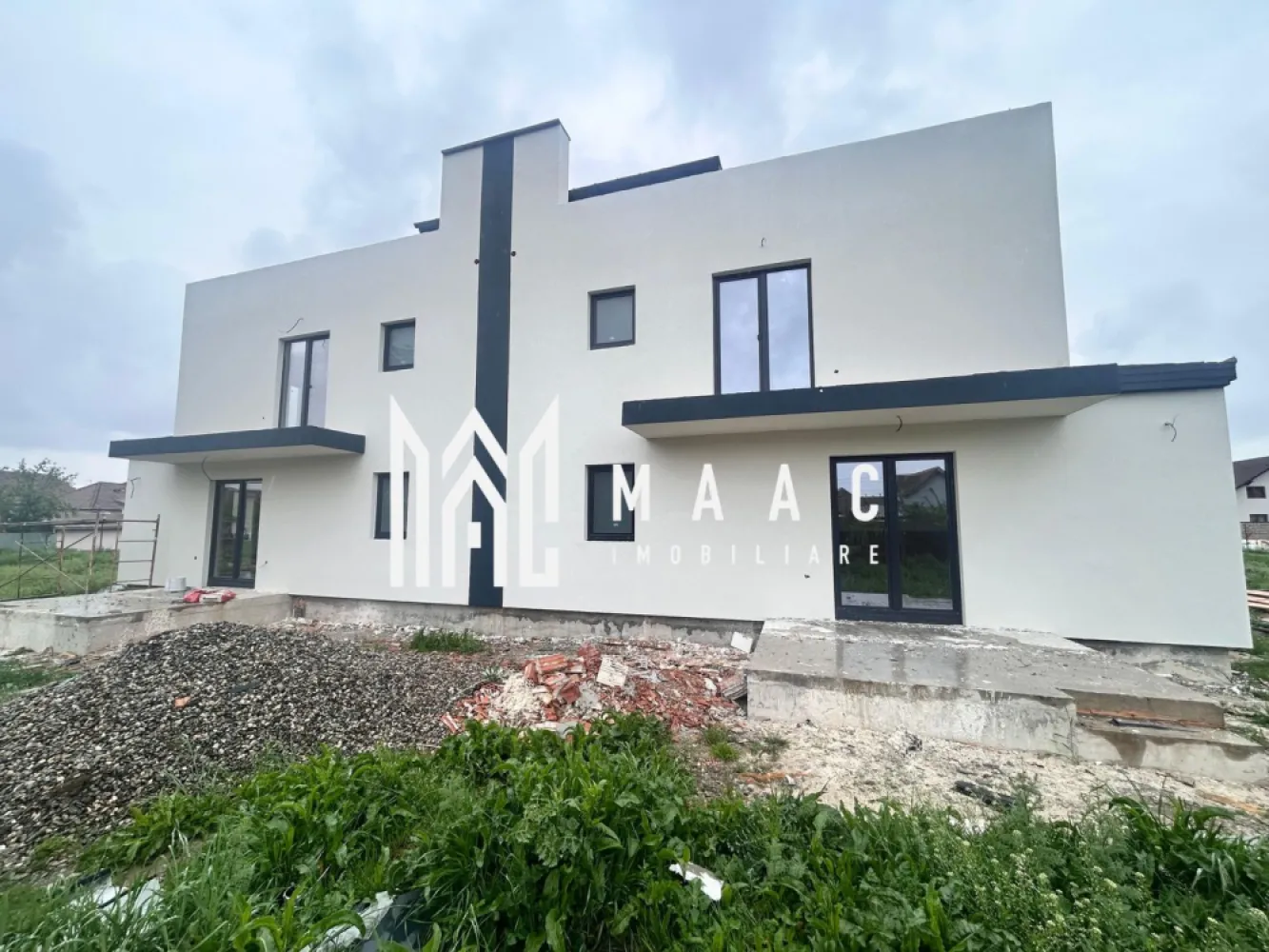 Duplex modern | 4 camere | Zona Gusterita | Comision 0 - De vanzare casa tip duplex cu 4 camere decomandate , 2 bai, terasa si cu un teren de 217 mp .

Casele se vor preda in vara anului 2026 , exteriorul la cheie iar la interior la alb cu centrala si incalzire in pardoseala.

Compartimentare:

- 4 camere
- 3 dormitoare decomandate fiecare cu iesire pe terasa
- bucatarie separata ( dispune de camara)
- living cu iesire pe terasa de 10 mp
- 2 bai

Beneficii:

- zona linisita de case
- total decomandat
- camere spatioase si luminoase
- terasa mare la etajul retras 25 mp
- instalatie pregatita pentru panouri fotovoltaice

Pentru mai multe detalii, vă rugăm să menționați ID: CP2993478.
