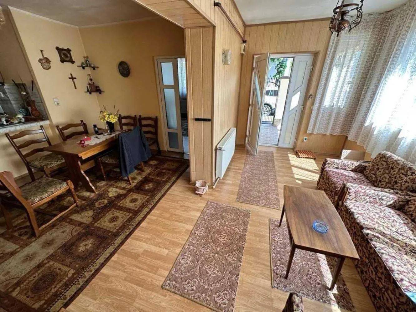 BRASADAS vinde Casa P+Et+M 241mp -zona TITULESCU. - Agenția imobiliara BRASADAS vinde Casa P + Et + Zona Titulescu.

Parter : baie , 2 bucătări , hol , living , cameră , terasă , garaj , 
Geamuri termopane, microcentrala, parchet laminat, calorifere, instalații cupru, izolată exterior, acoperiș nou.

Et : 2 bai , hol , 3 camere 

Mansardă : open space 

Construcție: CARAMIDA 
Suprafața teren: 241 mp.
Acces auto / garaj.

Pentru mai multe oferte accesați www.brasadas.com.