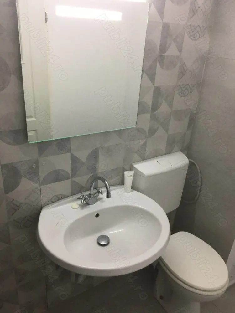 4 camere parter, acces exterior ( sos. Berceni ) - 130.000 la plata cash, preț fix 

Agențiile nu deranjați, nu colaborez ! CLAR

4 camere, decomandat, 83Mp utili + 14mp teren in acte cota indiviza, 
parter p+8 cu intrare separată , 
scara exterioara proprie schimbare destinație, 
posibilitate 2 balcoane similare celor de pe verticala. 
Acces pe 2 cai in apartament,
Usi metalice exterioare de calitate, acces pe 2 cai in scara blocului ( constructie 1986 solida ) monitorizare video,boxe subsol libere. 
3 camere cu gresie Spania - 1m 1m, hol+ living - parchet lemn masiv. 
Bucătăria foarte spațioasă, 
Wc serviciu + baia mare lux, ambele toalete au geamuri mari pt aerisire
Încălzire RADET. 
Termopane noi. 
Instalatii electrice sanitare schimbate recent.
Se vinde gol sau doar cu mobilier de bucatarie.
Mega Image, Lidl, Kaufland, scoala, gradinita, biserica, 3 spitale in zona, loc de joaca pentru copii peste strada, 4-5min de metrou si piata. 
Stalpi si pereti din beton (de rezistenta) de 20cm grosime.