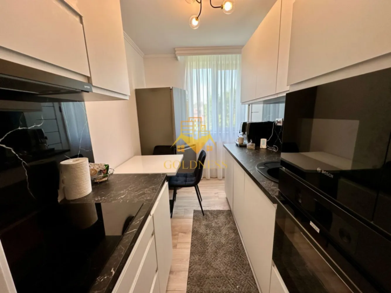 2 camere SemiCentral, UBB, Horea, Prima închiriere, Cetățuia, Gara - GOLDNESS Imobiliare vă propune spre închiriere un apartament cu 2 camere complet mobilat și utilat, la etajul 3 într-un imobil de 3 etaje, SemiCentral.
Dispune de loc de parcare cu garaj exterior.
Se află în apropierea stațiilor de transport în comun, magazine, restaurante, spații verzi, farmacii, etc. 

Apartamentul este compartimentat astfel:
 - dormitor cu pat matrimonial, dressing, noptiere
 - living cu canapea extensibilă 
 - bucătărie complet utilată și mobilată, loc de servit masa 
 - baie cu cabina de dus, calorifer port prosop și dulap pentru depozitare.
 - balcon de 5 mp.

Imobilul este dotat cu toate cele necesare- centrală proprie, frigider, aragaz, hotă, mașină de spălat haine, etc. 

Dacă sunteți interesați de acest apartament și doriți să îl vizionați, dar și pentru alte oferte nu ezitați să ne contactați telefonic sau prin e-mail. Vă stăm la dispoziție!
Pentru intermediere se percepe un comision de 50% din prețul chiriei!
