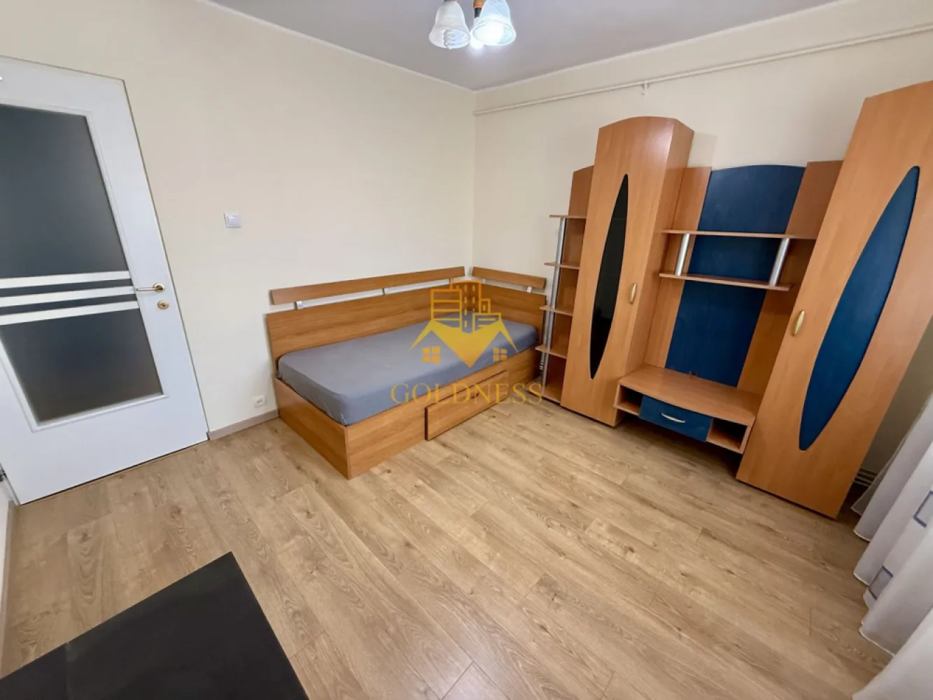 2 camere decomandate, balcon, Zorilor, Golden Tulip, UTCN, Profi - GOLDNESS Imobiliare vă propune spre închiriere un apartament cu 2 camere complet mobilat și utilat, la etajul 4 într-un imobil de 4 etaje, în Cartierul Zorilor .
Se poate parca prin zona
Se află în apropierea stațiilor de transport în comun, magazine, restaurante, spații verzi, farmacii, etc. 

Apartamentul este compartimentat astfel:
 - dormitor cu pat matrimonial, dressing
 - dormitor cu pat matrimonial, dressing
 - bucatarie complet utilată și mobilată, loc de servit masa 
 - baie cu cada, calorifer port prosop și dulap pentru depozitare.
 - balcon de 6 mp.

Imobilul este dotat cu toate cele necesare- centrală proprie, frigider, aragaz, hotă, mașină de spălat haine, etc. 

Dacă sunteți interesați de acest apartament și doriți să îl vizionați, dar și pentru alte oferte nu ezitați să ne contactați telefonic sau prin e-mail. Vă stăm la dispoziție!
Pentru intermediere se percepe un comision de 50% din prețul chiriei!