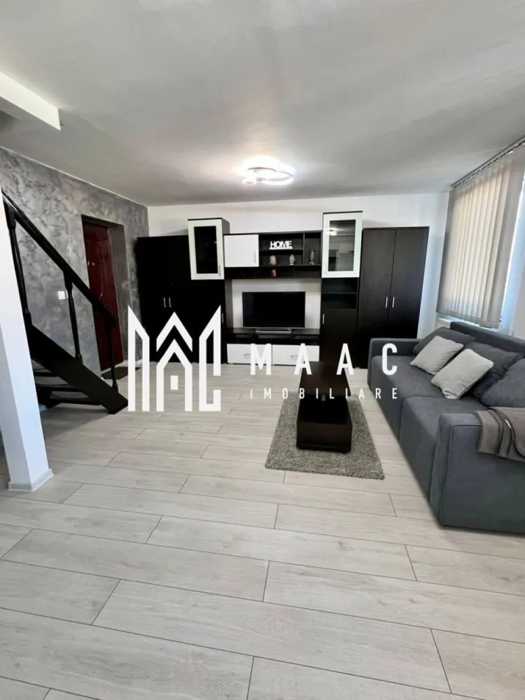 Apartament 3 camere decomandat | 60 MPU | Hipodrom 1 - MAAC Imobiliare vă propune spre vânzare un apartament mansardat cu 3 camere, decomandat, situat în zona Hipodrom 1, complet mobilat și utilat, având inclusă pivniță/boxă. Proprietatea reprezintă o oportunitate bună de investiție, fiind în prezent închiriată, cu chirie lunară de 200 euro, existând posibilitatea de preluare a chiriașilor. Caracteristici proprietate: Suprafață totală: 59,89 mp Compartimentare: Living + bucătărie open space: 29,2 mp Dormitor 1: 10,56 mp Dormitor 2: 10,77 mp Baie cu geam mare pentru aerisire: 5,54 mp Hol: 1,55 mp Balcon: 2,27 mp Pivniță / boxă: 4 mp Dotări și stare: Apartamentul se vinde complet mobilat și utilat: colțar extensibil nou TV frigider aragaz mașină de spălat rufe cuptor cu microunde aparat de cafea dulapuri generoase birouri în ambele dormitoare Îmbunătățiri și renovări: Renovat complet în 2024 Centrală termică nouă Vaillant Calorifere din oțel Aer condiționat Parchet laminat Gresie și faianță Geamuri termopan Ușă metalică la intrare Izolație termică exterioară Avantaje zonă Acces rapid la transport public (stații Tursib și taxi la 400–500 m) Magazine, supermarketuri și hypermarketuri în proximitate Shopping City Sibiu la aproximativ 800 m Parcuri, restaurante, cafenele și unități bancare în apropiere Școli și licee la distanță pietonală Pentru mai multe detalii și pentru programarea unei vizionări, vă rugăm să specificați ID-ul anunțului: CP2869835 }}