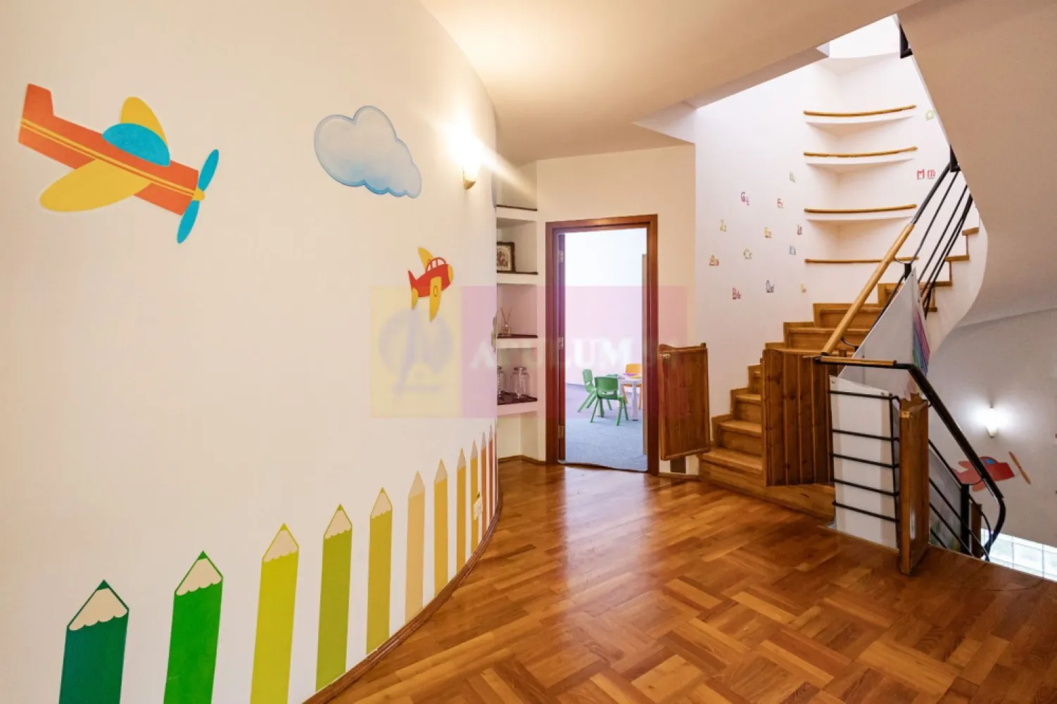 Grădiniță sau After School între Parcul Tineretului și Parcul Carol - Vă propun un imobil ideal pentru a desfasura activitati cu specific educational, la un minut de Parcul Carol si 2 minute de Parcul Tineretului, 5 minute de metrou. Vila este extrem de spatioasa si in prezent este dotata si echipata cu mai mult decat strictul necesar pentru a desfasura activitati cu profil educațional de tip Gradinita sau After-School, deoarece acest imobil a functionat mai bine de 14 ani ca centru educațional de top.
 Vila este finalizată dupa anul 2004, structurata pe 4 nivele, Demisol, Parter, Etaj si Mansarda, cu o suprafata utila de aproximativ 120mp/nivel. La Demisol avem adapost de tip ALA, doua camere tehnice, centrala termica de mare putere, rezervor 1000 de litri apa menajera, bucatarie echipata cu aparatura profesionala, grup sanitar cu dus pentru personal la demisol. Parterul este primitor si luminos, cu zona de depozitare, cu sali pentru activitati si/sau odihna, luat masa, camera pentru citit cu semineu, zona de joaca, birou -personal administrativ, acces terasa si curte, curtea este suficient de spațioasă pentru tot felul de activități, aproximativ 250mp, la etaj se urcă pe o frumoasă scară, etaj unde avem deasemenea mai multe săli multifuncționale ce pot fi folosite atat pentru activitați diverse, tot aici avem și un grup sanitar spatios cu strictul necesar pentru cei mici, un balcon mare tip terasa cu vedere spre curtea proprie, mansarda este gandita ca un apartament pentru locuit dar se poate schimba ca destinație daca se doreste, aici ne bucuram de spații mari, ferestre tip velux, și de multa lumină naturală ca de fapt in intreaga vilă. Înaltimea camerelor permite asfel orice artificiu de design și amplasarea de aparatură și mobilier. 
 Imobilul se pretează și pentru activitați de birou și se poate inchiria și pentru a fi locuit. Are două parcuri frumoase în imediata apropiere, centre comerciale și mijloace de transport (metrou Eroii Revoluției la 5 minute).
 Pentru a închiria acest imobil proprietarul solicită chiria plătită în avans pe 2 luni și o garanție de bună păstrare a imobilului de 8000 de euro. 
 Pentru vizionări și alte detalii nu ezitati sa ma contactați. Daniel Dumitru Duță, Apulum94.