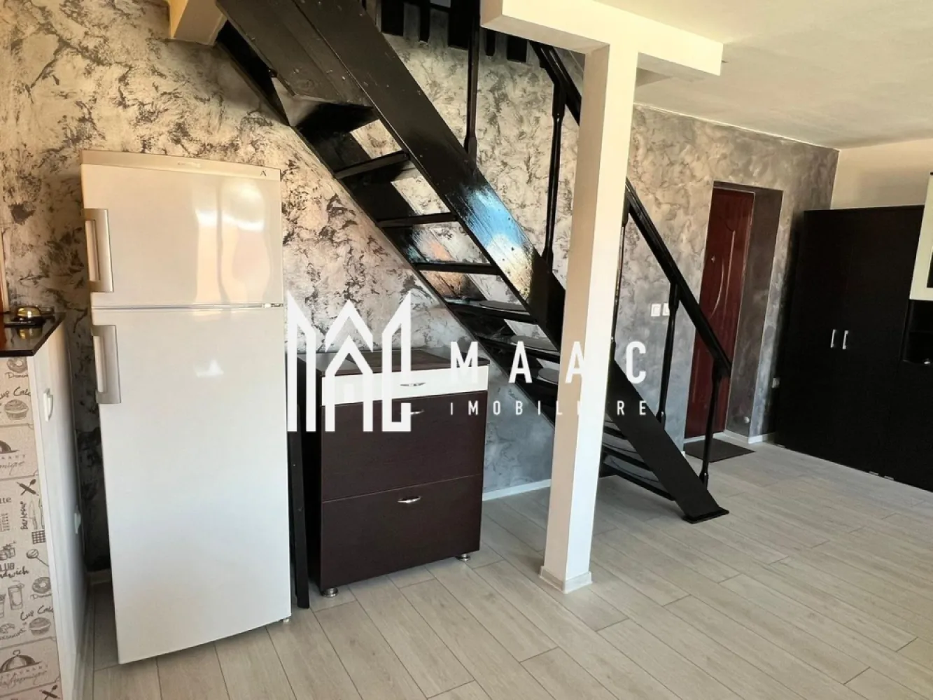 Apartament 3 camere decomandat | 60 MPU | Hipodrom 1 - MAAC Imobiliare vă propune spre vânzare un apartament mansardat cu 3 camere, decomandat, situat în zona Hipodrom 1, complet mobilat și utilat, având inclusă pivniță/boxă. Proprietatea reprezintă o oportunitate bună de investiție, fiind în prezent închiriată, cu chirie lunară de 200 euro, existând posibilitatea de preluare a chiriașilor. Caracteristici proprietate: Suprafață totală: 59,89 mp Compartimentare: Living + bucătărie open space: 29,2 mp Dormitor 1: 10,56 mp Dormitor 2: 10,77 mp Baie cu geam mare pentru aerisire: 5,54 mp Hol: 1,55 mp Balcon: 2,27 mp Pivniță / boxă: 4 mp Dotări și stare: Apartamentul se vinde complet mobilat și utilat: colțar extensibil nou TV frigider aragaz mașină de spălat rufe cuptor cu microunde aparat de cafea dulapuri generoase birouri în ambele dormitoare Îmbunătățiri și renovări: Renovat complet în 2024 Centrală termică nouă Vaillant Calorifere din oțel Aer condiționat Parchet laminat Gresie și faianță Geamuri termopan Ușă metalică la intrare Izolație termică exterioară Avantaje zonă Acces rapid la transport public (stații Tursib și taxi la 400–500 m) Magazine, supermarketuri și hypermarketuri în proximitate Shopping City Sibiu la aproximativ 800 m Parcuri, restaurante, cafenele și unități bancare în apropiere Școli și licee la distanță pietonală Pentru mai multe detalii și pentru programarea unei vizionări, vă rugăm să specificați ID-ul anunțului: CP2869835 }}