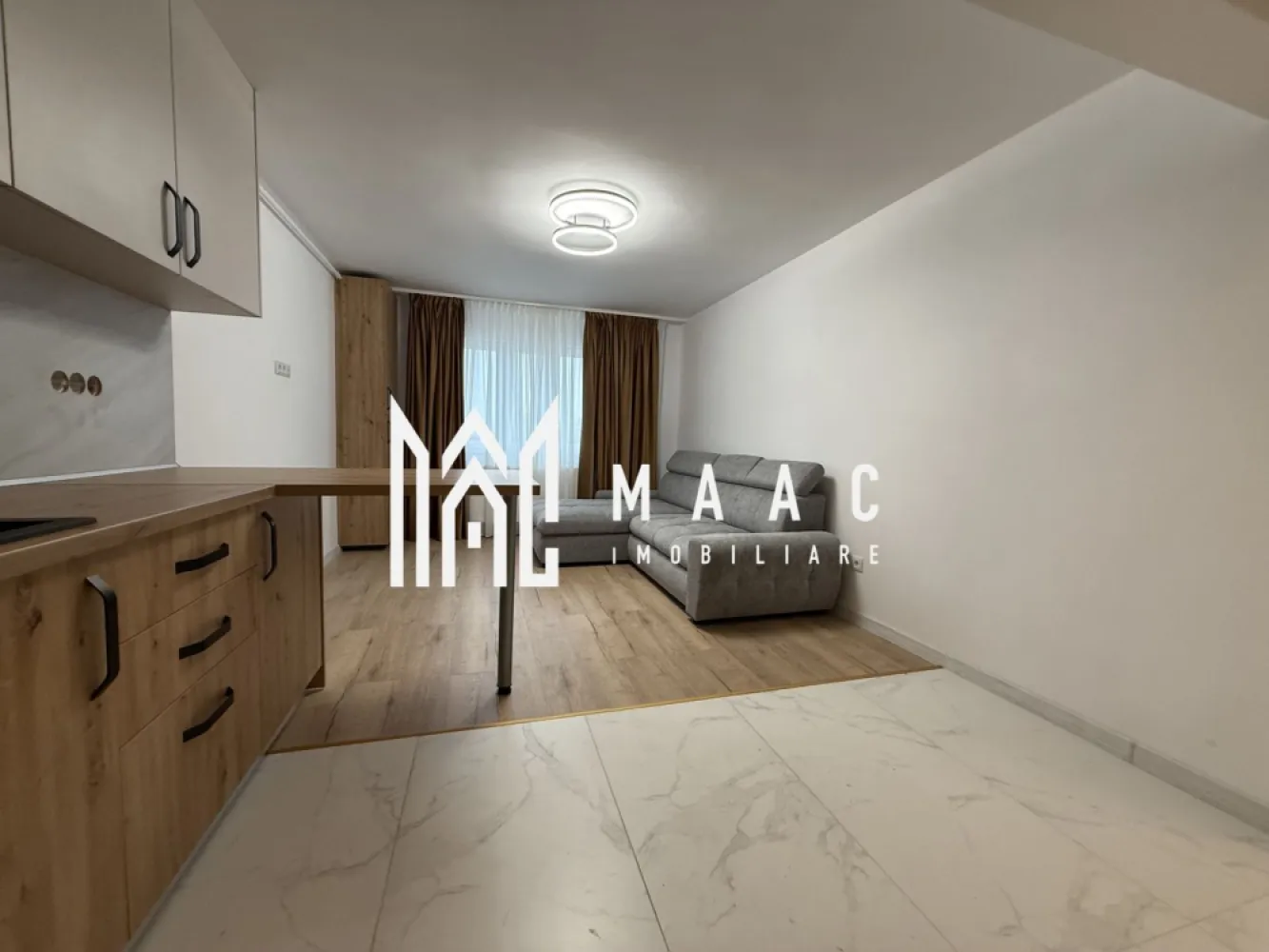 Apartament 2 camere | Etaj 3 | Bloc cu lift | Lazaret - MAAC Imobiliare vă propune spre vânzare un apartament dintr-un proiect rezidențial modern, situat în zona Lazaret, ideal pentru locuit sau investiție.

Caracteristici:
Suprafață utilă: 42 mp
Situat etajul 3
Bloc cu regim de înălțime P+4 etaje
Imobil izolat termic
Dotat cu lift
Încălzire prin calorifere, cu centrală termică proprie
Toate instalațiile electrice și sanitare sunt noi

Apartamentul se preda la cheie, sau mobilat complet exact ca in poze, contra cost.

Compartimentare:
Hol de intrare
Zonă de bucătărie open space cu living, spațiu luminos și modern
Hol secundar
Baie dotată cu cabină de duș
Dormitor matrimonial bine delimitat

Avantaje:
Apartament nou, gata de mutare
Finisaje moderne și materiale de calitate
Ideal atât pentru locuință personală, cât și pentru investiție.

Pentru mai multe detalii precizati telefonic ca ati vazut anuntul cu ID: CP2869288