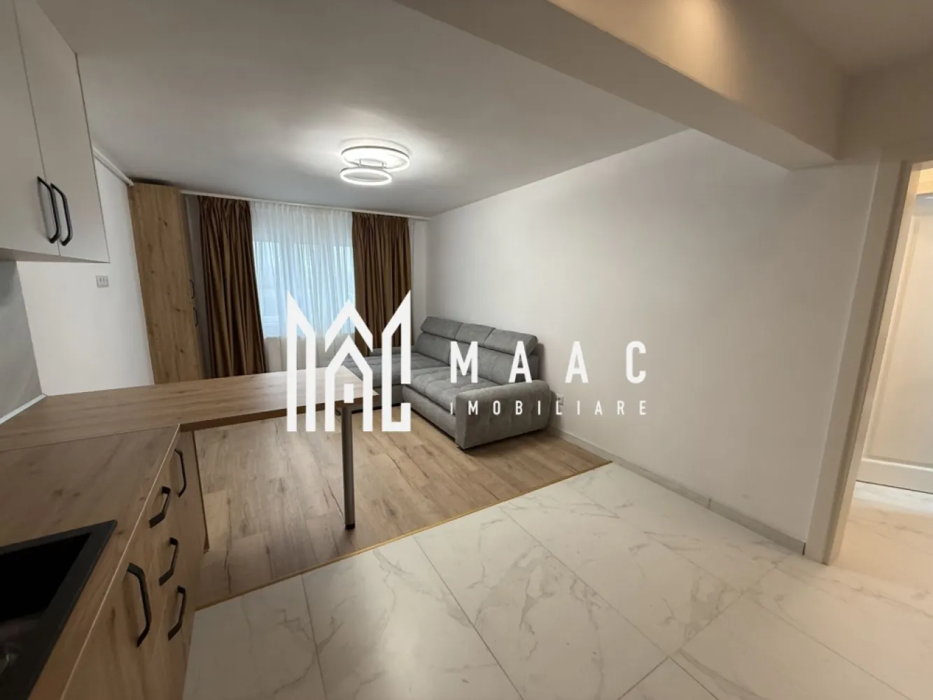 Apartament 2 camere | Etaj 3 | Bloc cu lift | Lazaret - MAAC Imobiliare vă propune spre vânzare un apartament dintr-un proiect rezidențial modern, situat în zona Lazaret, ideal pentru locuit sau investiție.

Caracteristici:
Suprafață utilă: 42 mp
Situat etajul 3
Bloc cu regim de înălțime P+4 etaje
Imobil izolat termic
Dotat cu lift
Încălzire prin calorifere, cu centrală termică proprie
Toate instalațiile electrice și sanitare sunt noi

Apartamentul se preda la cheie, sau mobilat complet exact ca in poze, contra cost.

Compartimentare:
Hol de intrare
Zonă de bucătărie open space cu living, spațiu luminos și modern
Hol secundar
Baie dotată cu cabină de duș
Dormitor matrimonial bine delimitat

Avantaje:
Apartament nou, gata de mutare
Finisaje moderne și materiale de calitate
Ideal atât pentru locuință personală, cât și pentru investiție.

Pentru mai multe detalii precizati telefonic ca ati vazut anuntul cu ID: CP2869288
