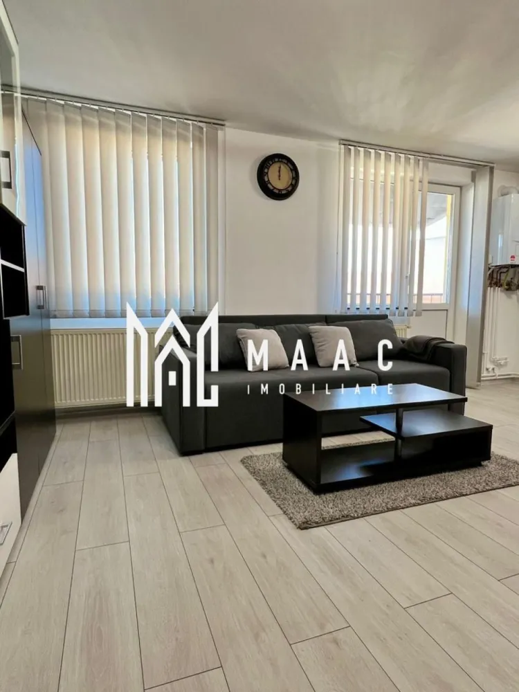 Apartament 3 camere decomandat | 60 MPU | Hipodrom 1 - MAAC Imobiliare vă propune spre vânzare un apartament mansardat cu 3 camere, decomandat, situat în zona Hipodrom 1, complet mobilat și utilat, având inclusă pivniță/boxă. Proprietatea reprezintă o oportunitate bună de investiție, fiind în prezent închiriată, cu chirie lunară de 200 euro, existând posibilitatea de preluare a chiriașilor. Caracteristici proprietate: Suprafață totală: 59,89 mp Compartimentare: Living + bucătărie open space: 29,2 mp Dormitor 1: 10,56 mp Dormitor 2: 10,77 mp Baie cu geam mare pentru aerisire: 5,54 mp Hol: 1,55 mp Balcon: 2,27 mp Pivniță / boxă: 4 mp Dotări și stare: Apartamentul se vinde complet mobilat și utilat: colțar extensibil nou TV frigider aragaz mașină de spălat rufe cuptor cu microunde aparat de cafea dulapuri generoase birouri în ambele dormitoare Îmbunătățiri și renovări: Renovat complet în 2024 Centrală termică nouă Vaillant Calorifere din oțel Aer condiționat Parchet laminat Gresie și faianță Geamuri termopan Ușă metalică la intrare Izolație termică exterioară Avantaje zonă Acces rapid la transport public (stații Tursib și taxi la 400–500 m) Magazine, supermarketuri și hypermarketuri în proximitate Shopping City Sibiu la aproximativ 800 m Parcuri, restaurante, cafenele și unități bancare în apropiere Școli și licee la distanță pietonală Pentru mai multe detalii și pentru programarea unei vizionări, vă rugăm să specificați ID-ul anunțului: CP2869835 }}