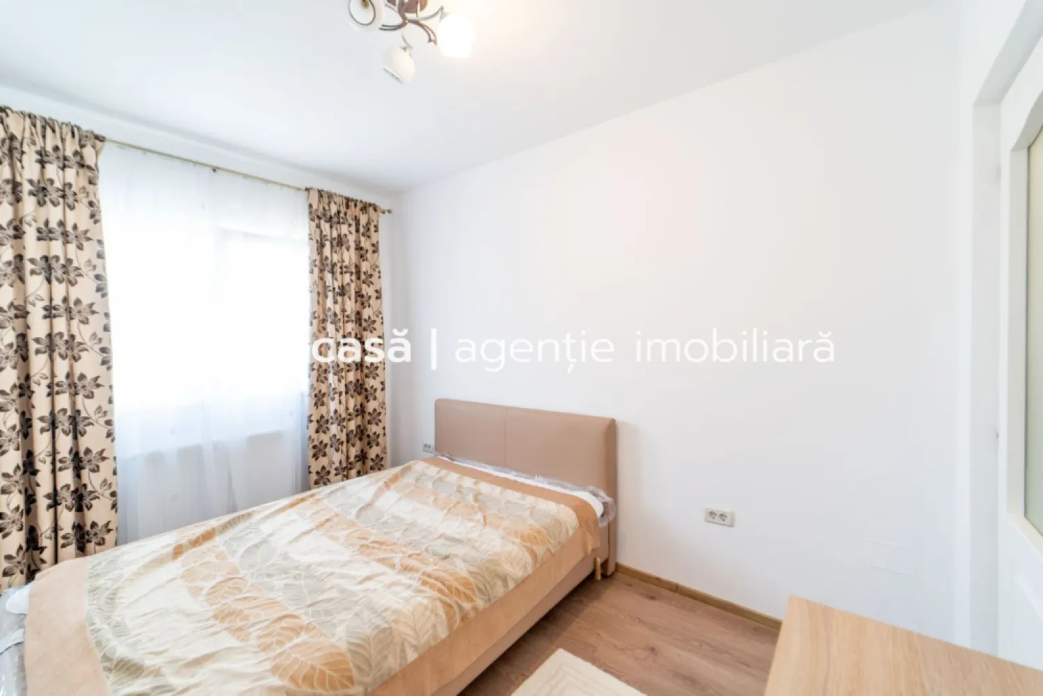 Apartament modern, pe str Tudor Vladimirescu Arad - Ești în căutarea unei proprietăți moderne, într-o zonă de top din Arad?

Pe strada Tudor Vladimirescu, într-un bloc nou, propun spre vinzare un apartament cu un dormitor, complet mobilat și utilat, aflat la etajul 3 din 4. Apartamentul este compus din bucătărie spațioasă cu loc de luat masa și acces pe balcon, coridor cu locuri de depozitare, dormitor cu pat matrimonial, baie cu cadă si fereastră de aerisire. Totodată la subsol apartamentul deține o boxă de 7,5 mp. 

Proprietăți de acest tip apar extrem de rar la vânzare!

Bucătăria spațioasă cu loc de luat masa, baia generoasă cu cadă și fereastră pentru aerisire naturală,
Centrala pe gaz și aerul condiționat nou îți garantează confortul deplin. 

Totul este pregătit pentru a te muta imediat sau pentru a închiria cu venituri din prima zi.

Programează acum o vizionare și descoperă de ce acest apartament este o alegere unică. 
Contact: Andrei Caracioni telefon 0757 662 907

Nu dispui de toată suma? Te ajutăm noi gratuit! Îți obținem oferte de la 16 bănci.

Ai o proprietate de vânzare în Arad și vrei să știi cât valorează cu adevărat?
Sună-mă pentru o evaluare gratuită, fără obligații.

Birou: ACASĂ | Agenție imobiliară Arad
Bulevardul Decebal 2, Arad 310133

Cod proprietate: CP2694988
