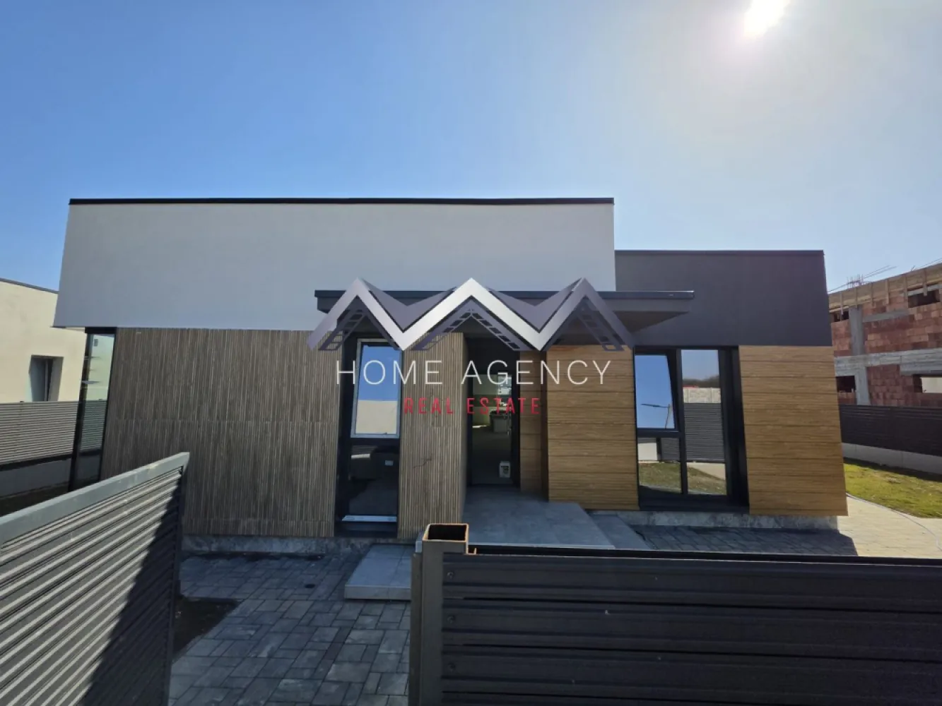 Casa pe parter | Balotești, lângă pădure - Vă propunem, spre vânzare, o casă individuală pe parter, parte dintr-un nou proiect rezidențial amplasat în Balotești, într-o zonă liniștită, lângă pădure, și în apropierea principalelor puncte de interes din Nordul Capitalei. Locuința are o suprafață utilă de 124,64 mp și o suprafață construită desfășurată de 172,8 mp, fiind amplasată pe un teren de 420 mp (disponibilă și în varianta cu 508 mp teren, preț diferit). 

Compartimentarea interioară este una eficientă și echilibrată:
* Living spațios de 27,74 mp, cu lumină naturală abundentă, ce permite amenajarea atât a unei zone de relaxare, cât și de dining.
* Bucătărie de 15,51 mp, retrasă față de zona de zi și cu acces direct către terasă. La cerere, aceasta poate fi închisă complet.
* Trei dormitoare, dintre care unul matrimonial cu baie proprie și dressing, iar celelalte două deservite de o baie.
* Cameră tehnică dedicată pentru centrală și multiple spații de depozitare.
* Două băi moderne și spațioase, gândite pentru utilizare practică.

Construcția este realizată din cărămidă Porotherm de 30 cm, izolată la exterior cu polistiren de 15 cm, și este echipată cu geamuri tripan 4 Season, placă de beton peste parter și acoperiș din tablă tip Lindab, oferind durabilitate și confort termic ridicat. Încălzirea este integral în pardoseală, cu distribuitor separat pentru fiecare cameră, iar curtea se predă complet amenajată. În plus, casa se predă cu finisaje și obiecte sanitare de calitate, alese de viitorul proprietar, pentru a se potrivi perfect gusturilor și nevoilor familiei.

Poziționarea reprezintă un avantaj major: locuința se află în proximitatea pădurii Balotești, într-un cadru natural aerisit, dar în același timp aproape de magazine, școli, grădinițe și mijloace de transport. Accesul facil către DN1 și zona de Nord a Bucureștiului face ca această casă să fie alegerea ideală pentru familiile care își doresc atât liniște și intimitate, cât și conectivitate rapidă la oraș.

Programează acum o vizionare!