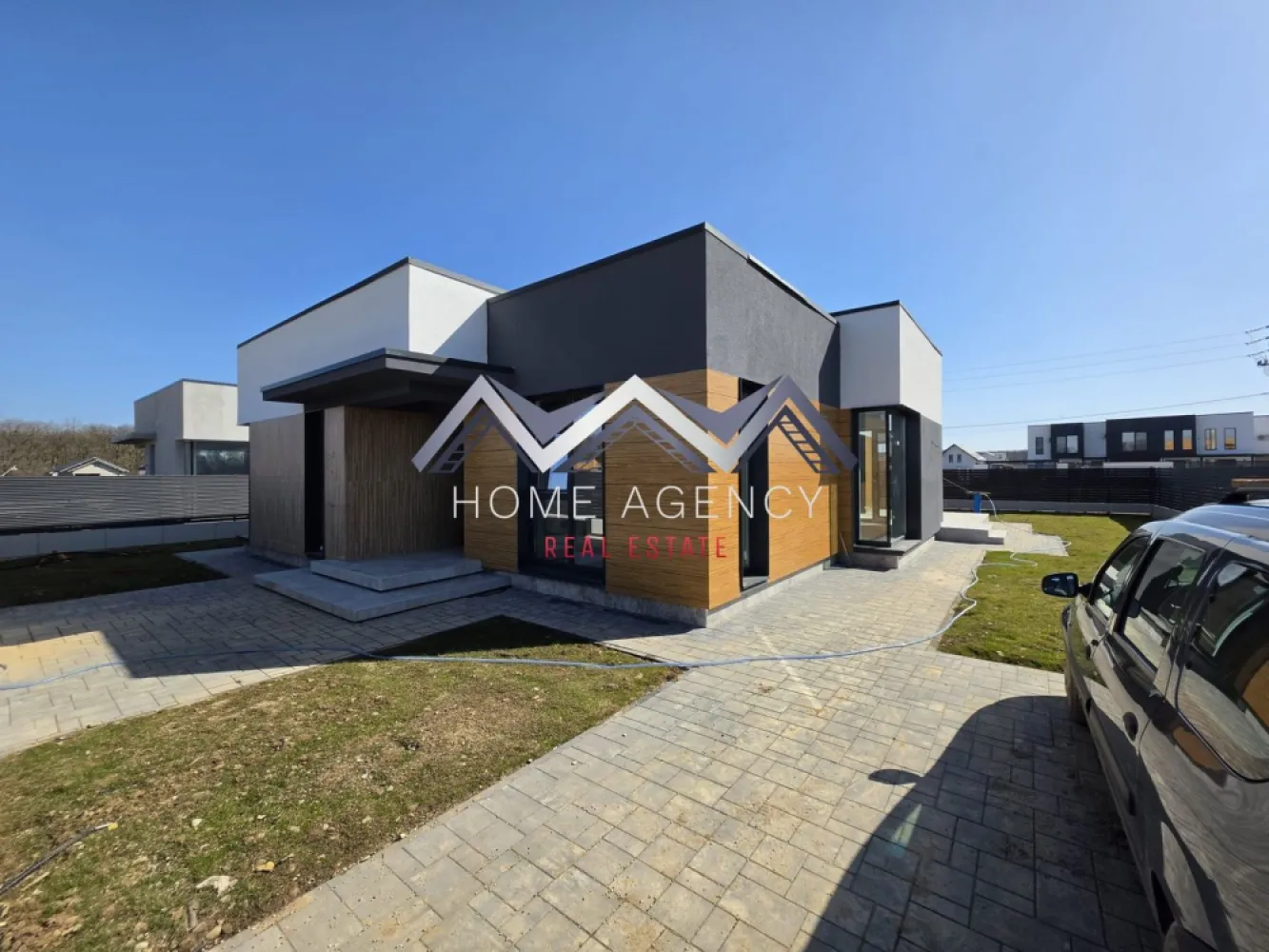 Casa pe parter | Balotești, lângă pădure - Vă propunem, spre vânzare, o casă individuală pe parter, parte dintr-un nou proiect rezidențial amplasat în Balotești, într-o zonă liniștită, lângă pădure, și în apropierea principalelor puncte de interes din Nordul Capitalei. Locuința are o suprafață utilă de 124,64 mp și o suprafață construită desfășurată de 172,8 mp, fiind amplasată pe un teren de 420 mp (disponibilă și în varianta cu 508 mp teren, preț diferit). 

Compartimentarea interioară este una eficientă și echilibrată:
* Living spațios de 27,74 mp, cu lumină naturală abundentă, ce permite amenajarea atât a unei zone de relaxare, cât și de dining.
* Bucătărie de 15,51 mp, retrasă față de zona de zi și cu acces direct către terasă. La cerere, aceasta poate fi închisă complet.
* Trei dormitoare, dintre care unul matrimonial cu baie proprie și dressing, iar celelalte două deservite de o baie.
* Cameră tehnică dedicată pentru centrală și multiple spații de depozitare.
* Două băi moderne și spațioase, gândite pentru utilizare practică.

Construcția este realizată din cărămidă Porotherm de 30 cm, izolată la exterior cu polistiren de 15 cm, și este echipată cu geamuri tripan 4 Season, placă de beton peste parter și acoperiș din tablă tip Lindab, oferind durabilitate și confort termic ridicat. Încălzirea este integral în pardoseală, cu distribuitor separat pentru fiecare cameră, iar curtea se predă complet amenajată. În plus, casa se predă cu finisaje și obiecte sanitare de calitate, alese de viitorul proprietar, pentru a se potrivi perfect gusturilor și nevoilor familiei.

Poziționarea reprezintă un avantaj major: locuința se află în proximitatea pădurii Balotești, într-un cadru natural aerisit, dar în același timp aproape de magazine, școli, grădinițe și mijloace de transport. Accesul facil către DN1 și zona de Nord a Bucureștiului face ca această casă să fie alegerea ideală pentru familiile care își doresc atât liniște și intimitate, cât și conectivitate rapidă la oraș.

Programează acum o vizionare!