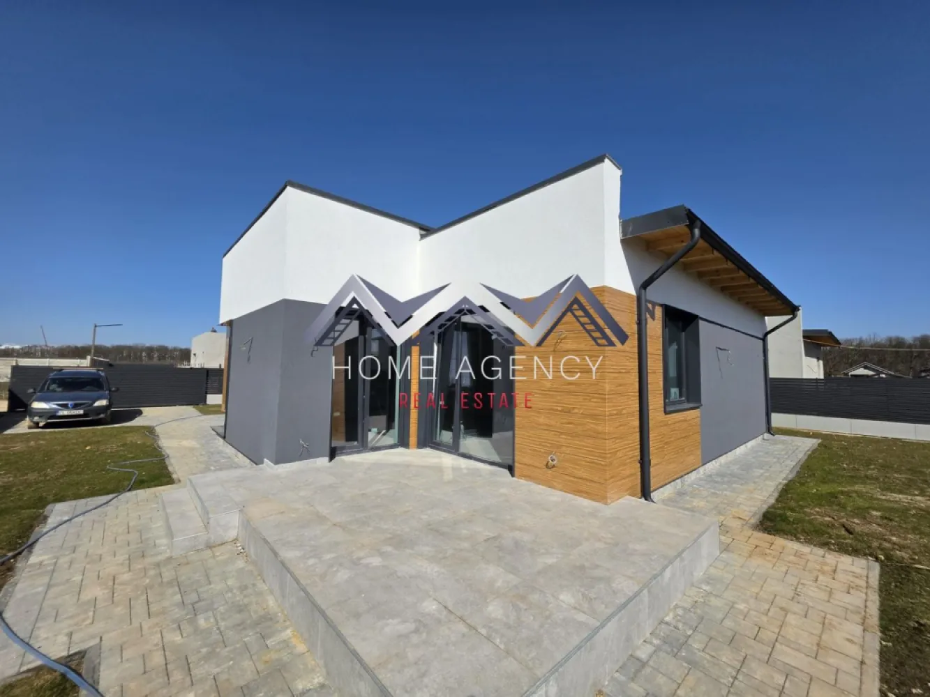 Casa pe parter | Balotești, lângă pădure - Vă propunem, spre vânzare, o casă individuală pe parter, parte dintr-un nou proiect rezidențial amplasat în Balotești, într-o zonă liniștită, lângă pădure, și în apropierea principalelor puncte de interes din Nordul Capitalei. Locuința are o suprafață utilă de 124,64 mp și o suprafață construită desfășurată de 172,8 mp, fiind amplasată pe un teren de 420 mp (disponibilă și în varianta cu 508 mp teren, preț diferit). 

Compartimentarea interioară este una eficientă și echilibrată:
* Living spațios de 27,74 mp, cu lumină naturală abundentă, ce permite amenajarea atât a unei zone de relaxare, cât și de dining.
* Bucătărie de 15,51 mp, retrasă față de zona de zi și cu acces direct către terasă. La cerere, aceasta poate fi închisă complet.
* Trei dormitoare, dintre care unul matrimonial cu baie proprie și dressing, iar celelalte două deservite de o baie.
* Cameră tehnică dedicată pentru centrală și multiple spații de depozitare.
* Două băi moderne și spațioase, gândite pentru utilizare practică.

Construcția este realizată din cărămidă Porotherm de 30 cm, izolată la exterior cu polistiren de 15 cm, și este echipată cu geamuri tripan 4 Season, placă de beton peste parter și acoperiș din tablă tip Lindab, oferind durabilitate și confort termic ridicat. Încălzirea este integral în pardoseală, cu distribuitor separat pentru fiecare cameră, iar curtea se predă complet amenajată. În plus, casa se predă cu finisaje și obiecte sanitare de calitate, alese de viitorul proprietar, pentru a se potrivi perfect gusturilor și nevoilor familiei.

Poziționarea reprezintă un avantaj major: locuința se află în proximitatea pădurii Balotești, într-un cadru natural aerisit, dar în același timp aproape de magazine, școli, grădinițe și mijloace de transport. Accesul facil către DN1 și zona de Nord a Bucureștiului face ca această casă să fie alegerea ideală pentru familiile care își doresc atât liniște și intimitate, cât și conectivitate rapidă la oraș.

Programează acum o vizionare!