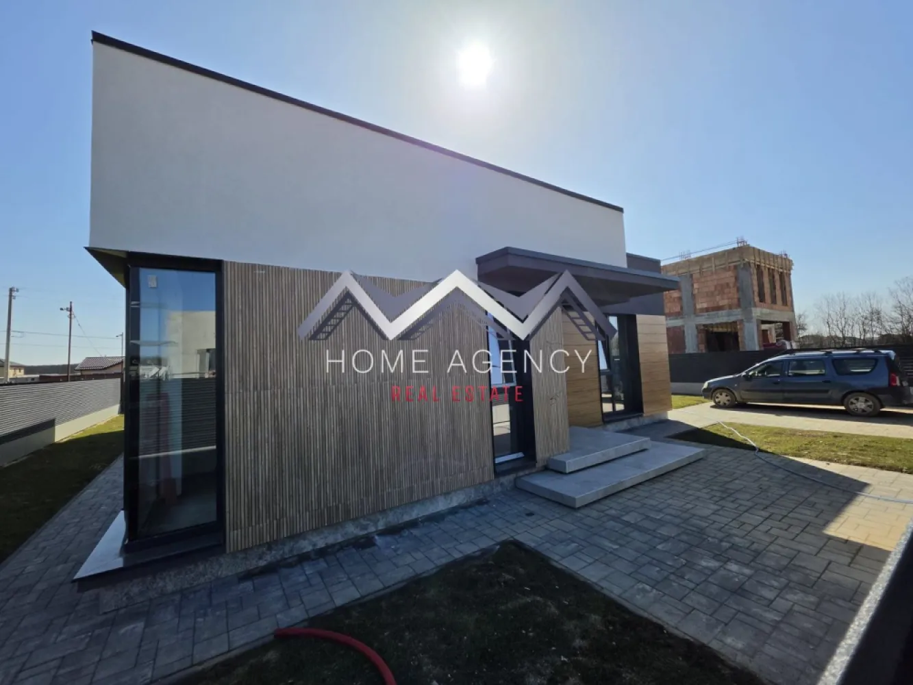 Casa pe parter | Balotești, lângă pădure - Vă propunem, spre vânzare, o casă individuală pe parter, parte dintr-un nou proiect rezidențial amplasat în Balotești, într-o zonă liniștită, lângă pădure, și în apropierea principalelor puncte de interes din Nordul Capitalei. Locuința are o suprafață utilă de 124,64 mp și o suprafață construită desfășurată de 172,8 mp, fiind amplasată pe un teren de 420 mp (disponibilă și în varianta cu 508 mp teren, preț diferit). 

Compartimentarea interioară este una eficientă și echilibrată:
* Living spațios de 27,74 mp, cu lumină naturală abundentă, ce permite amenajarea atât a unei zone de relaxare, cât și de dining.
* Bucătărie de 15,51 mp, retrasă față de zona de zi și cu acces direct către terasă. La cerere, aceasta poate fi închisă complet.
* Trei dormitoare, dintre care unul matrimonial cu baie proprie și dressing, iar celelalte două deservite de o baie.
* Cameră tehnică dedicată pentru centrală și multiple spații de depozitare.
* Două băi moderne și spațioase, gândite pentru utilizare practică.

Construcția este realizată din cărămidă Porotherm de 30 cm, izolată la exterior cu polistiren de 15 cm, și este echipată cu geamuri tripan 4 Season, placă de beton peste parter și acoperiș din tablă tip Lindab, oferind durabilitate și confort termic ridicat. Încălzirea este integral în pardoseală, cu distribuitor separat pentru fiecare cameră, iar curtea se predă complet amenajată. În plus, casa se predă cu finisaje și obiecte sanitare de calitate, alese de viitorul proprietar, pentru a se potrivi perfect gusturilor și nevoilor familiei.

Poziționarea reprezintă un avantaj major: locuința se află în proximitatea pădurii Balotești, într-un cadru natural aerisit, dar în același timp aproape de magazine, școli, grădinițe și mijloace de transport. Accesul facil către DN1 și zona de Nord a Bucureștiului face ca această casă să fie alegerea ideală pentru familiile care își doresc atât liniște și intimitate, cât și conectivitate rapidă la oraș.

Programează acum o vizionare!